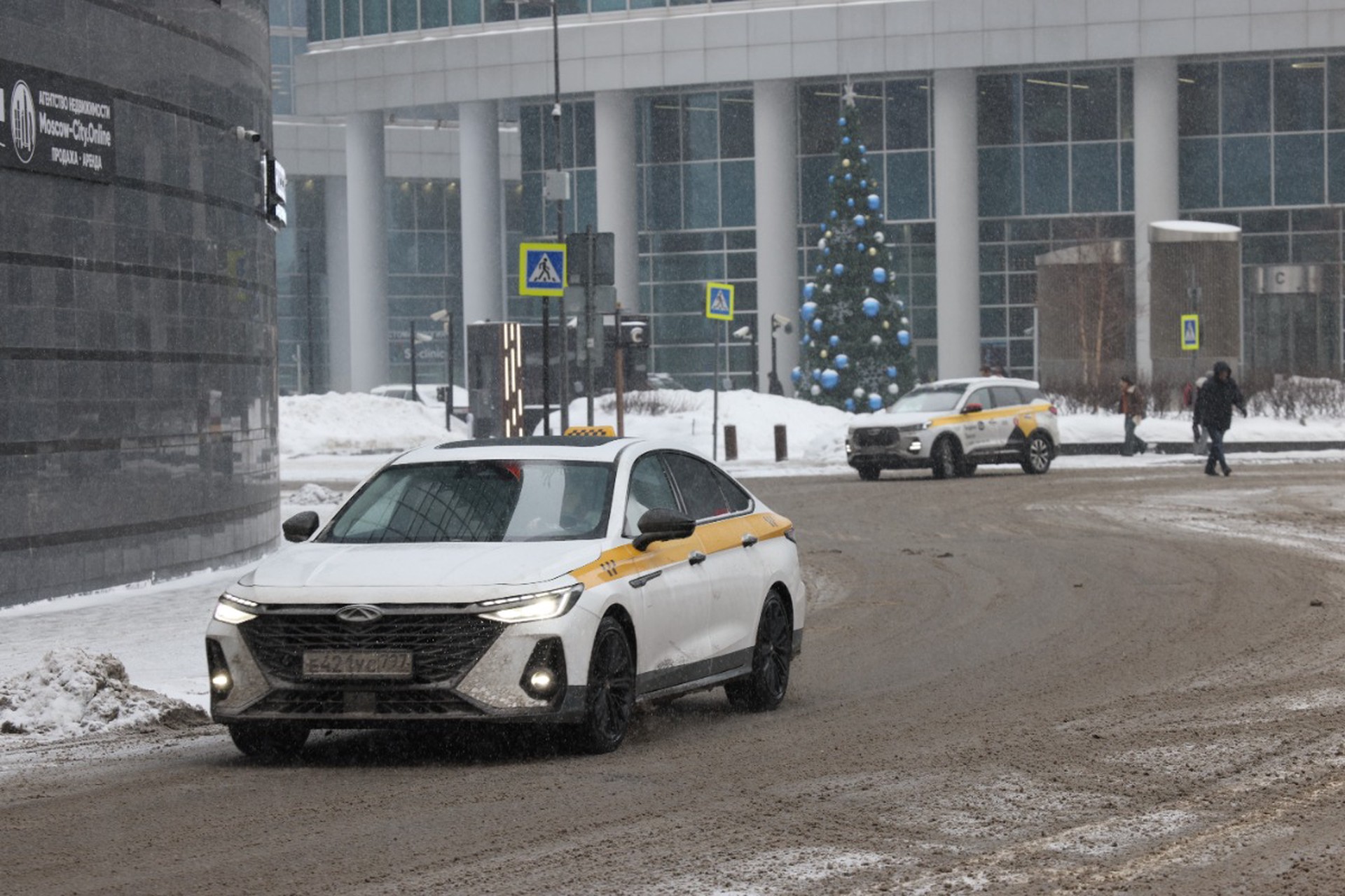 В Движении автомобилистов России предложили ограничить рост тарифов такси при снегопадах