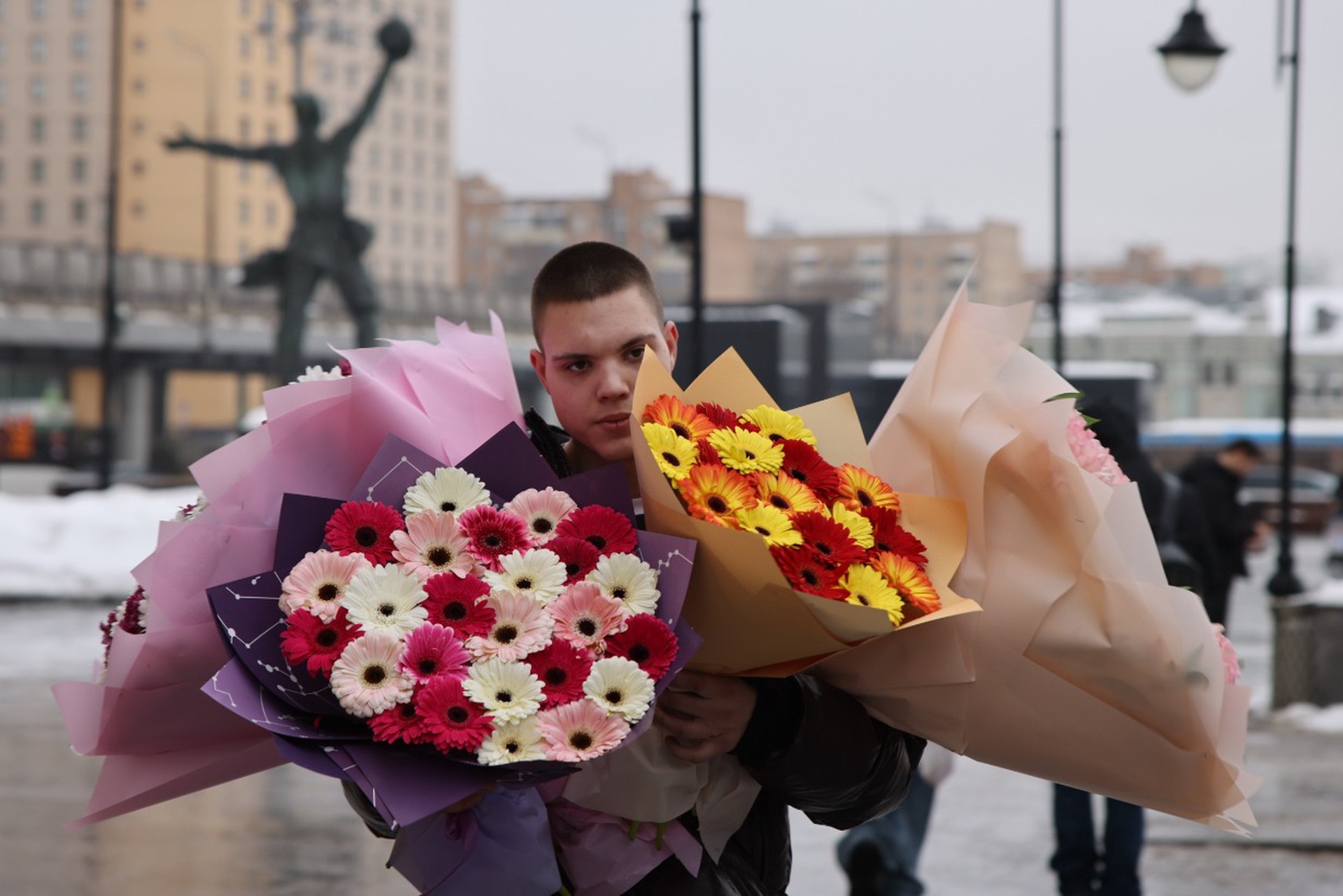 В России предложили ввести госрегулирование цен на цветы к 8 Марта