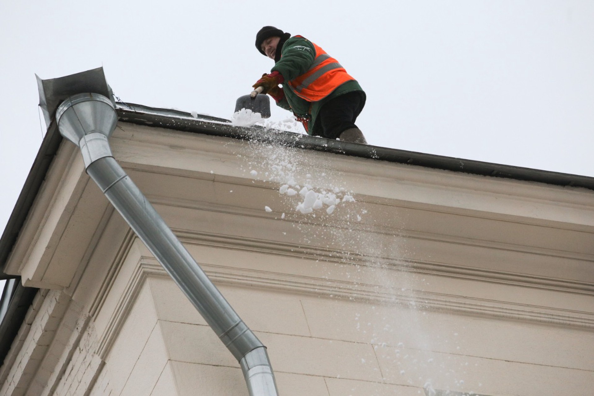 Адвокат рассказал, какое наказание грозит УК за гибель человека при сходе снега