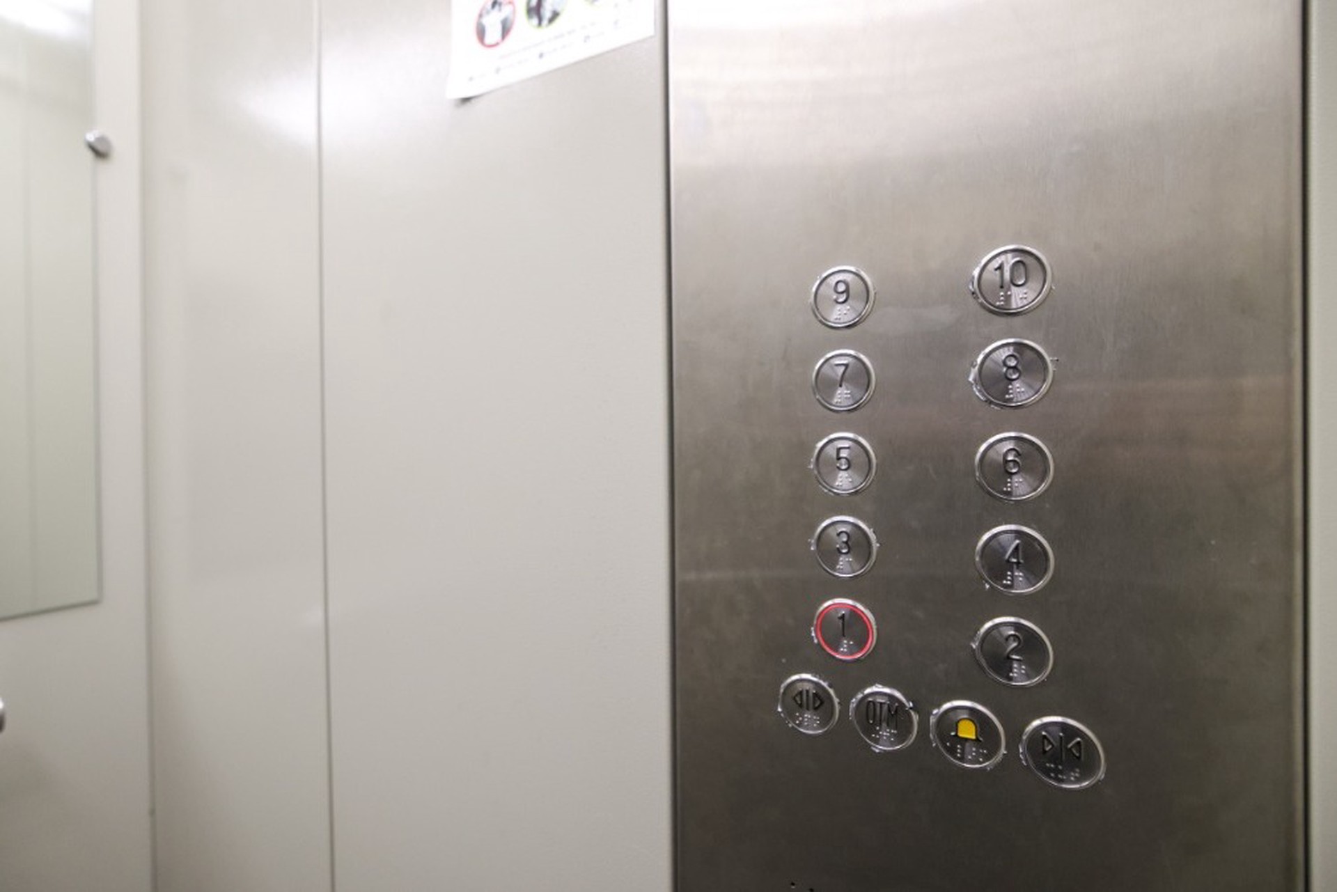 Лифт с мамой и малышом сорвался с 10-го этажа в новом жилом комплексе