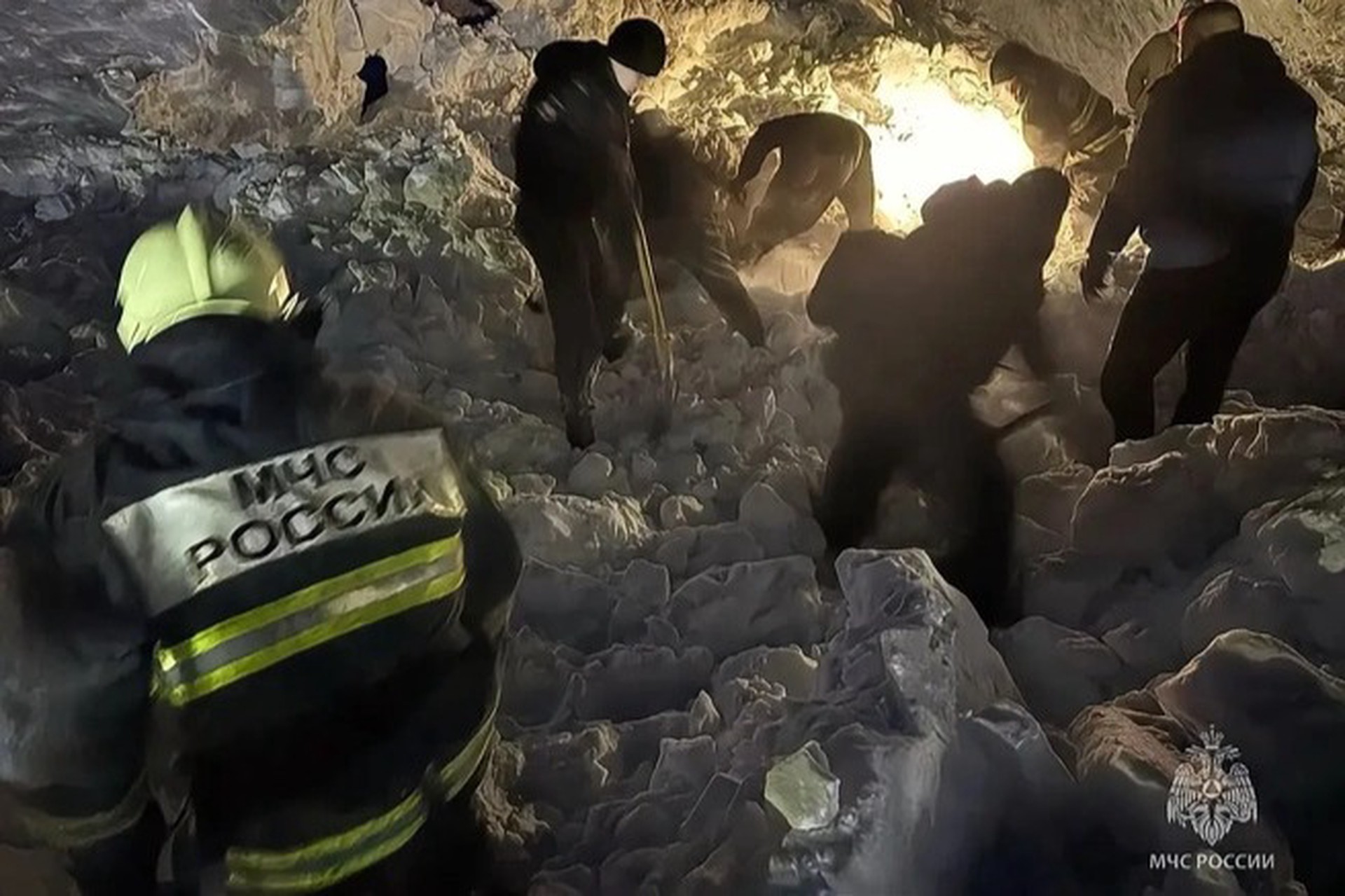 Снежная лавина на хоккейном корте убила подростка