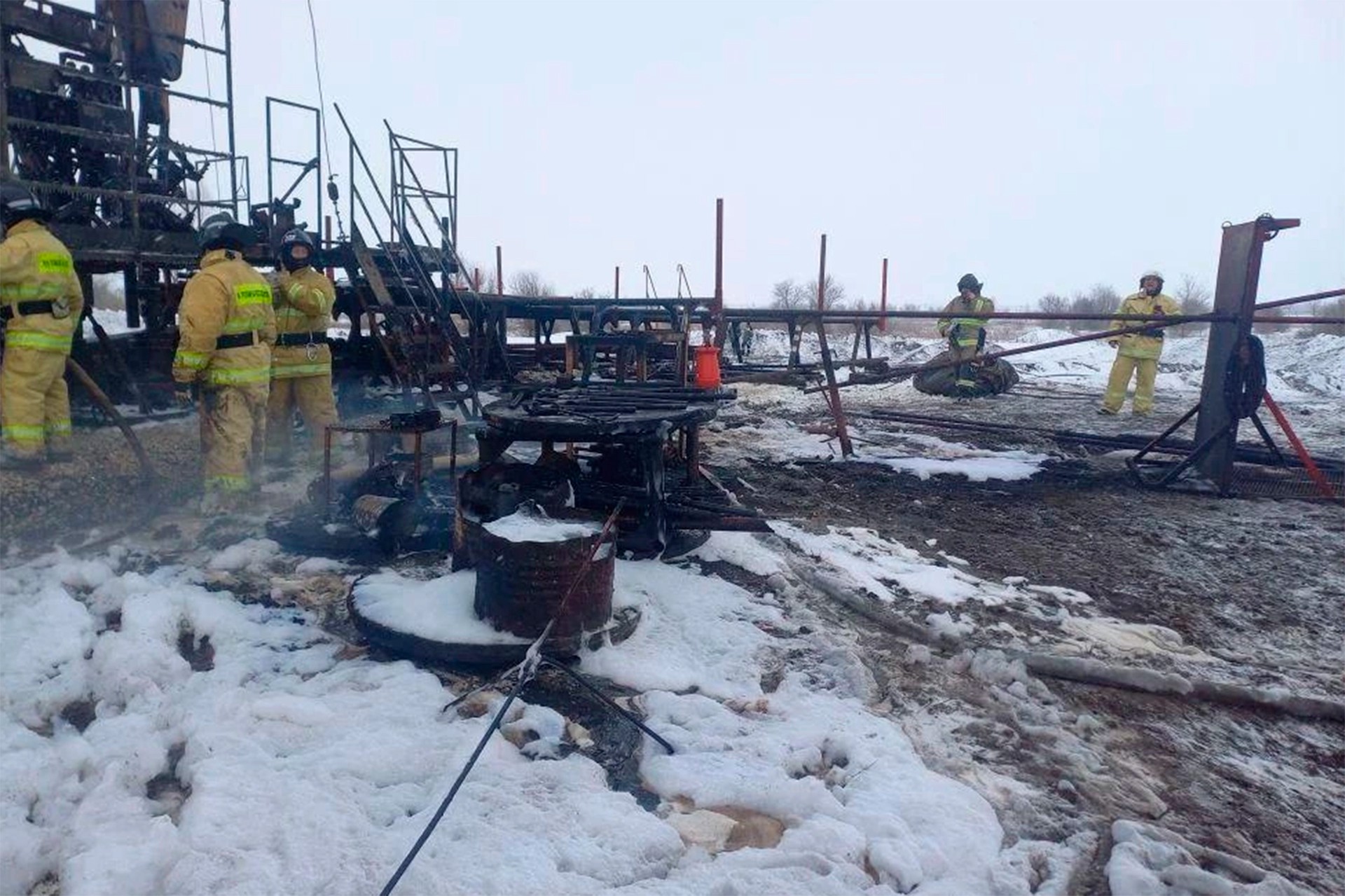 Четыре человека пострадали при пожаре на нефтяной скважине