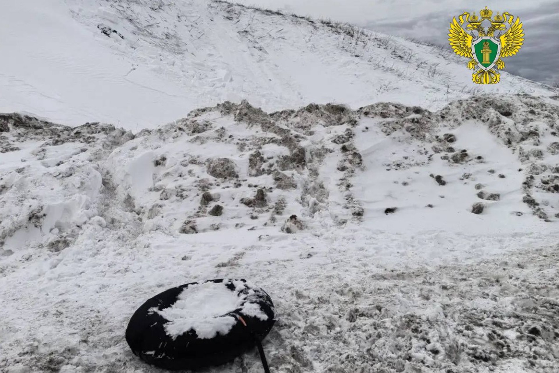 Двое детей погибли из-за схода снега при катании с горки
