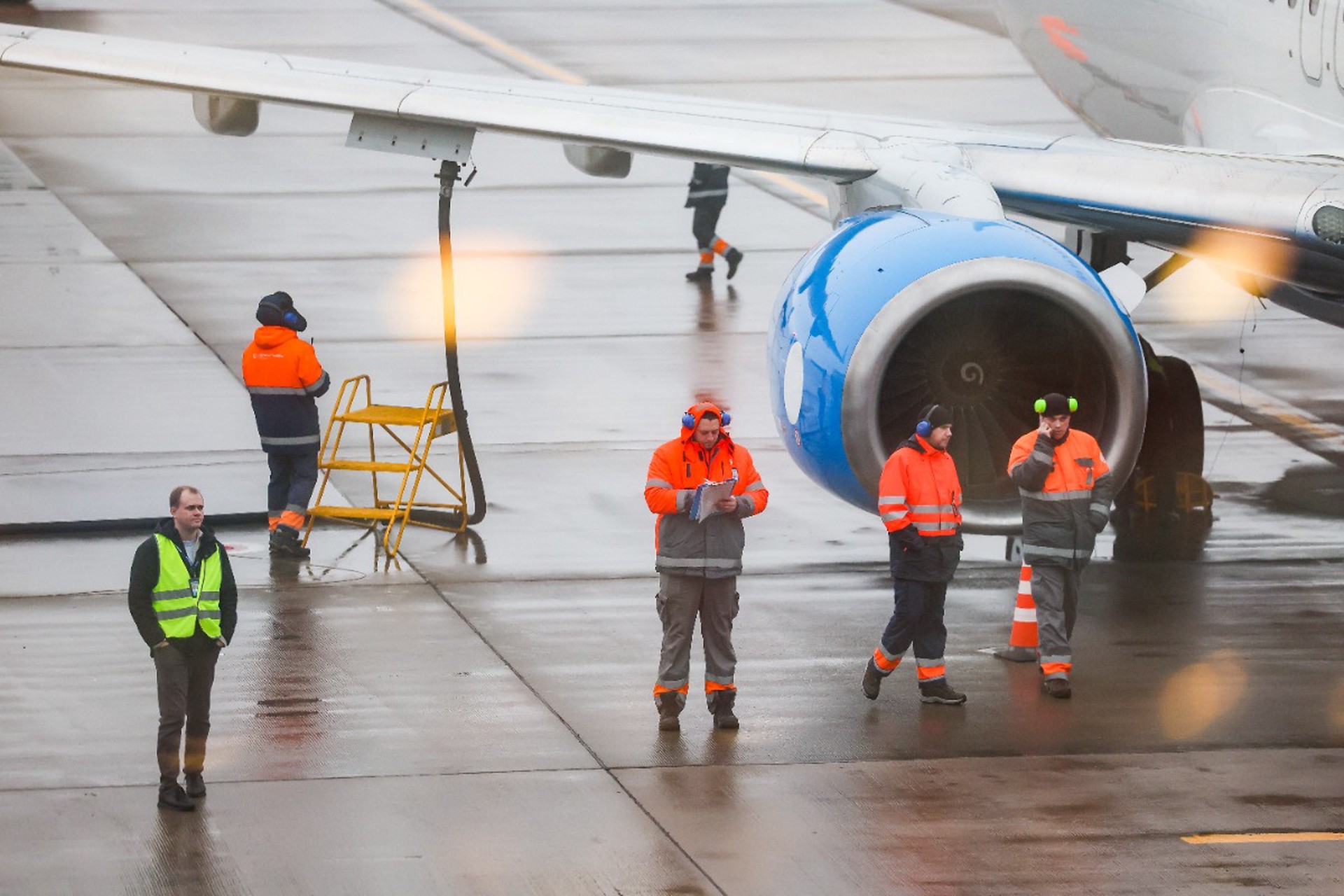 Самолет с треснувшим стеклом экстренно сел в России