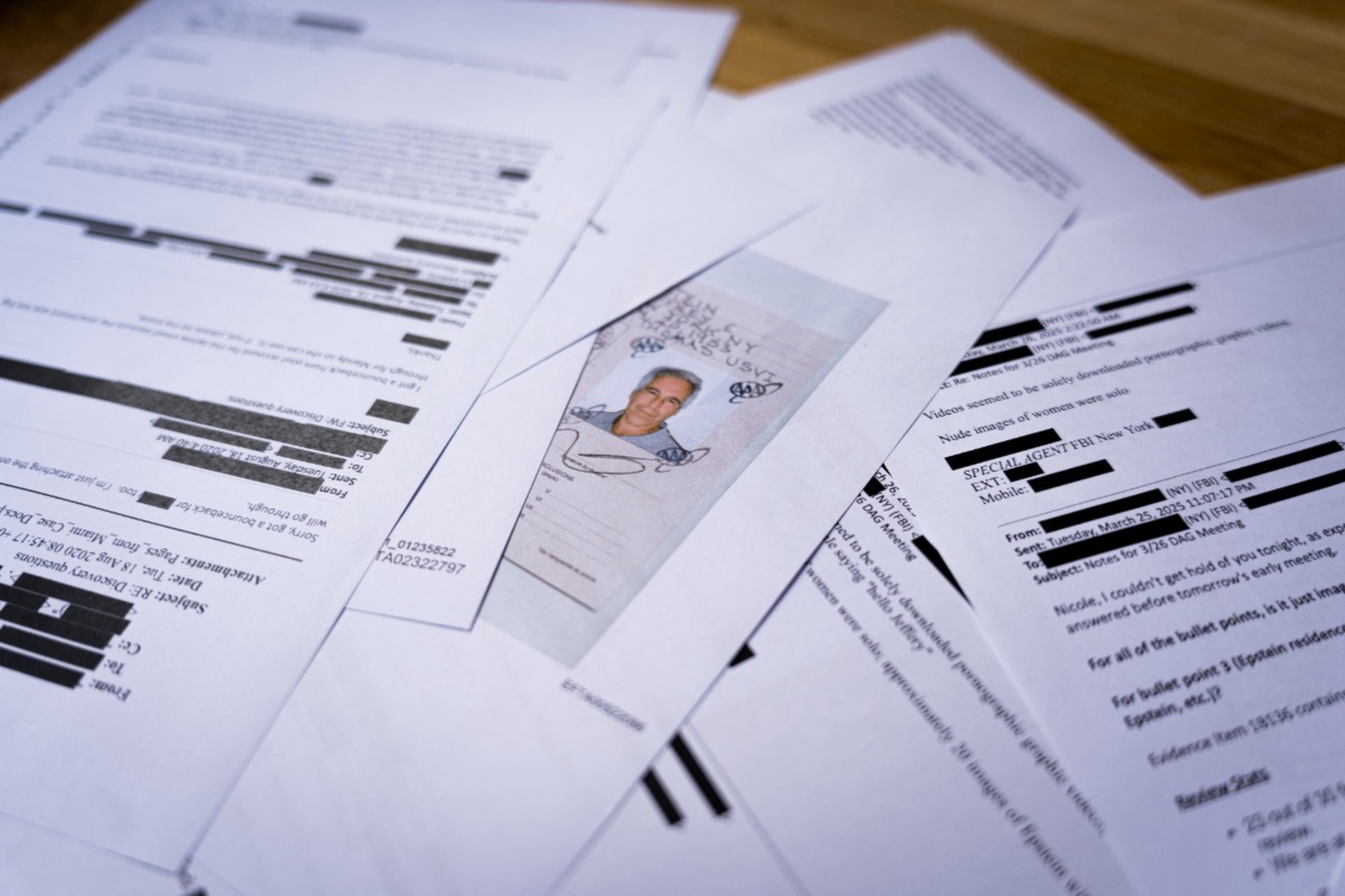 В США назвали имена 300 известных людей из файлов Эпштейна