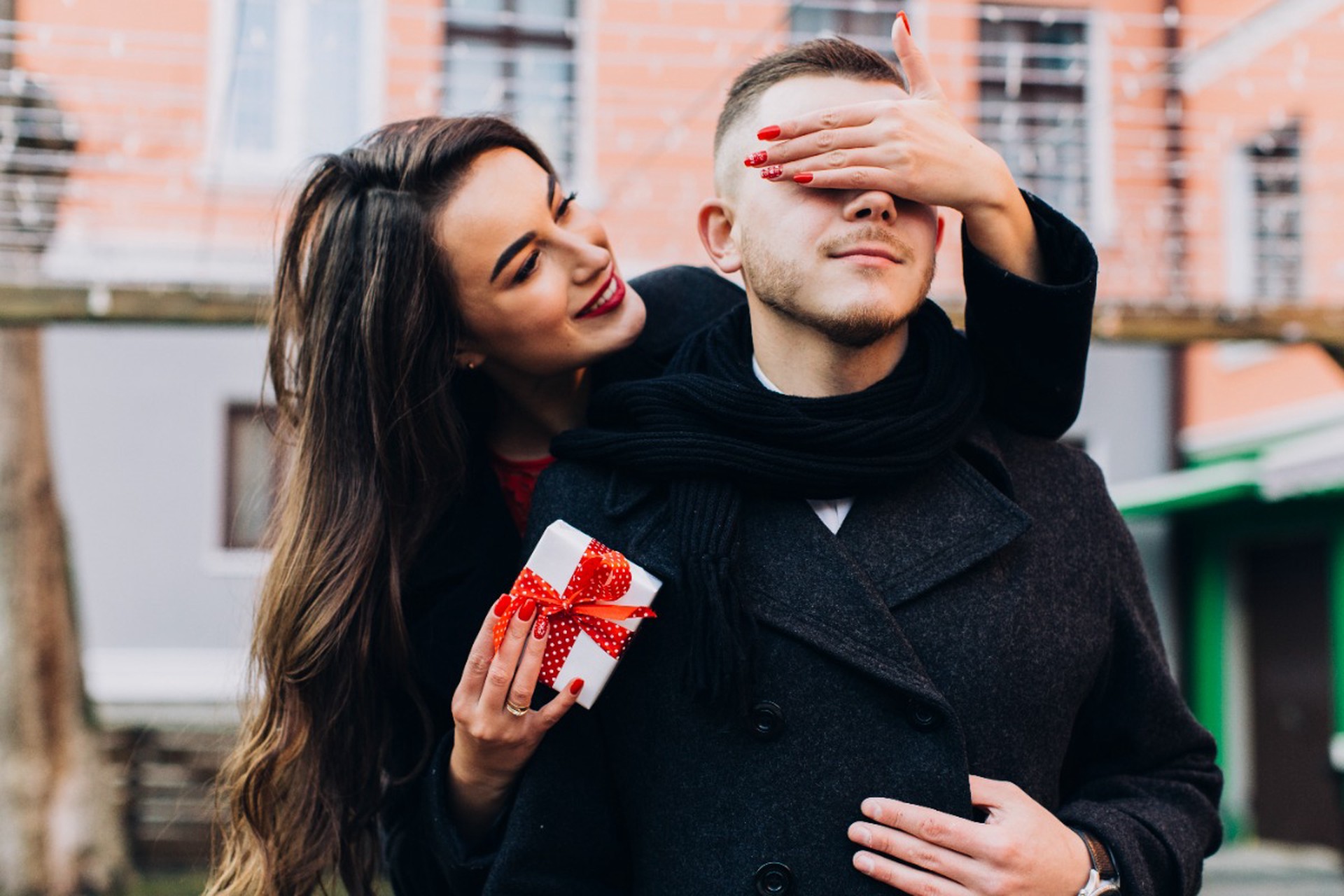 Какие подарки на 23 Февраля обижают мужчин, объяснил психолог