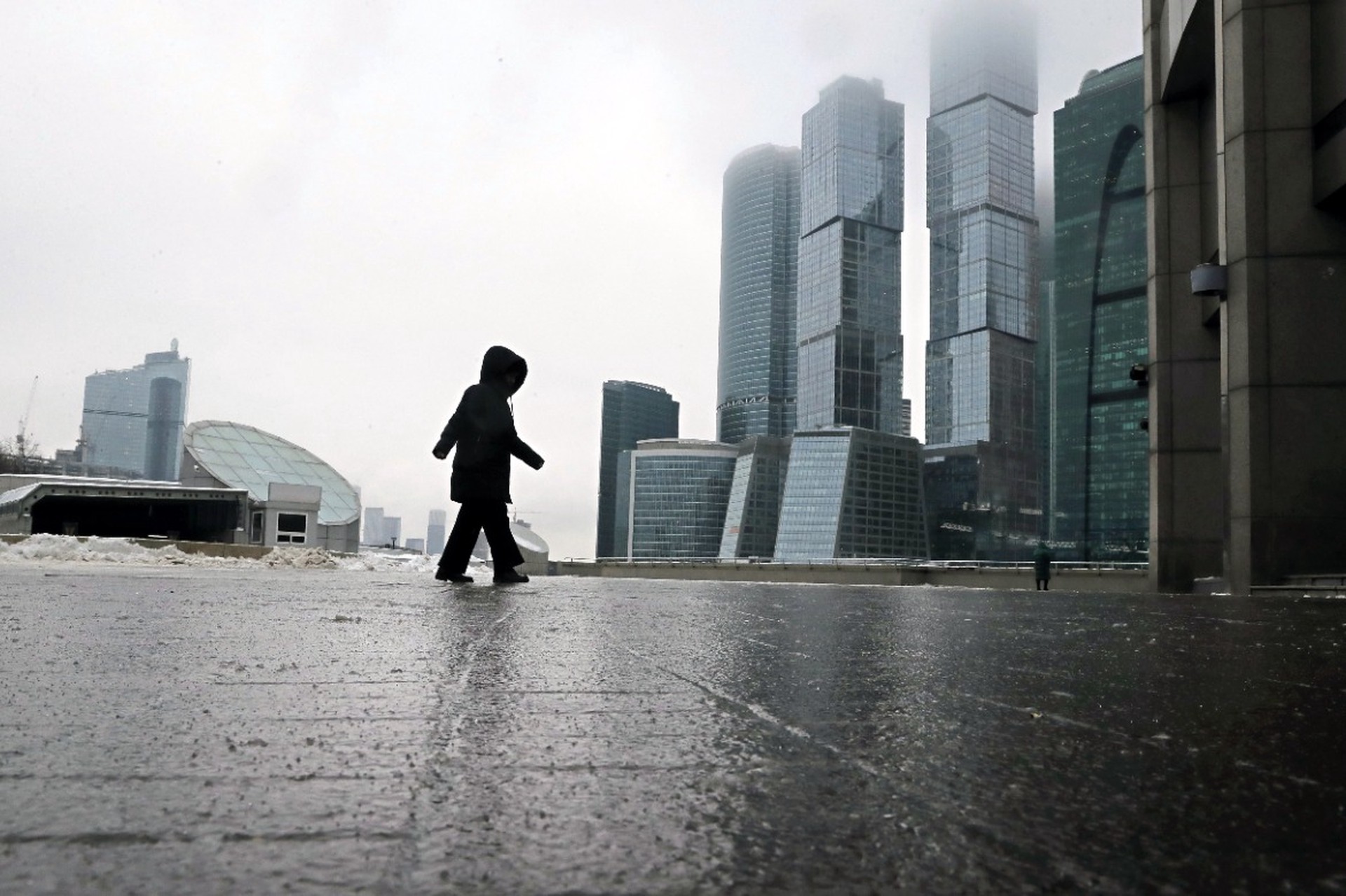 Травматолог заявил о росте числа пациентов на фоне гололеда в Москве