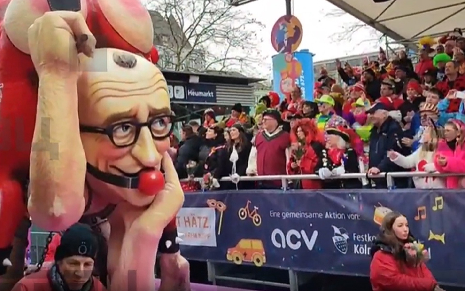 Трампа и Мерца в непристойном виде высмеяли на Кельнском карнавале