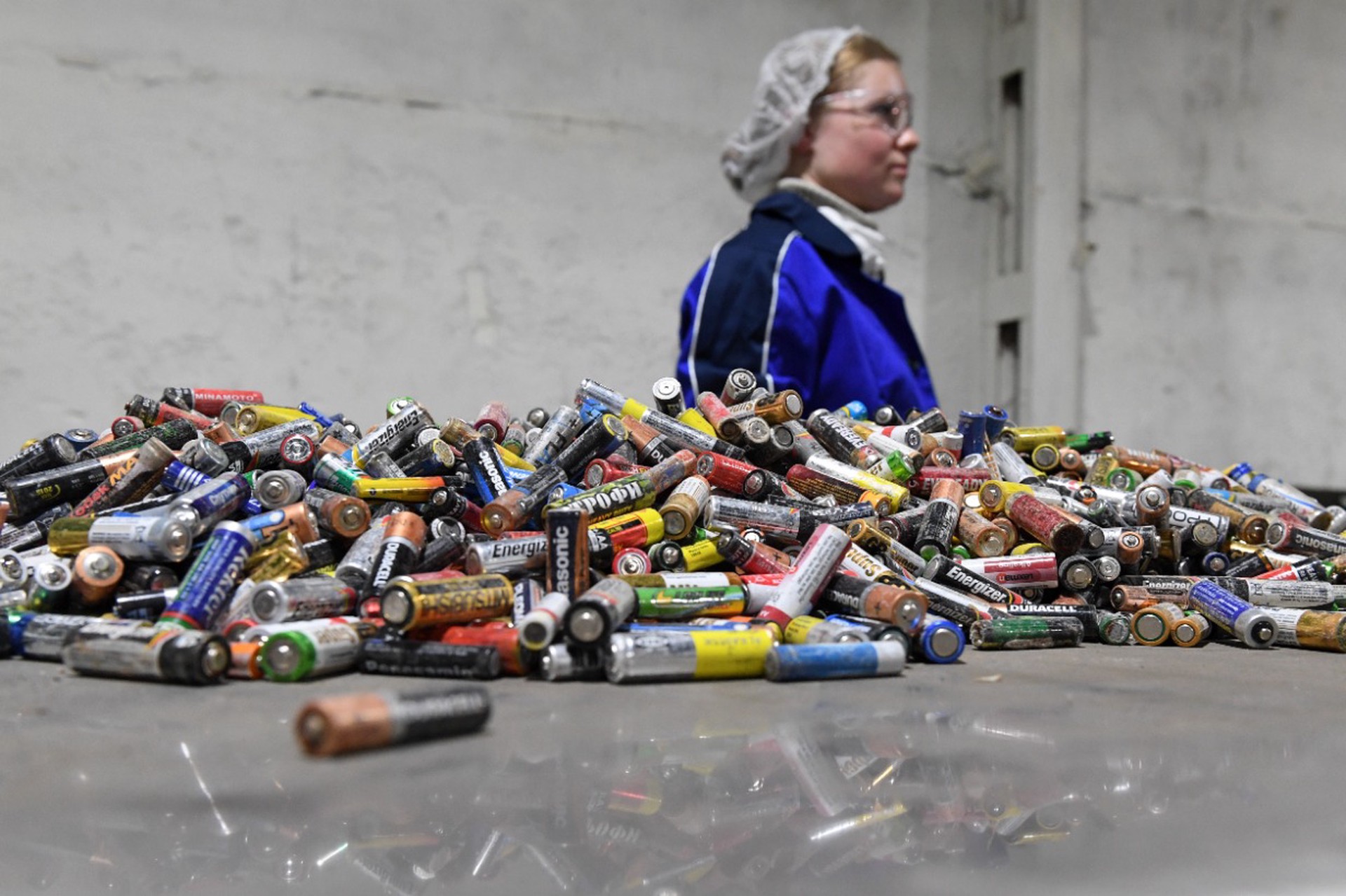 Россиян предупредили о штрафе за выброс батареек в мусорку