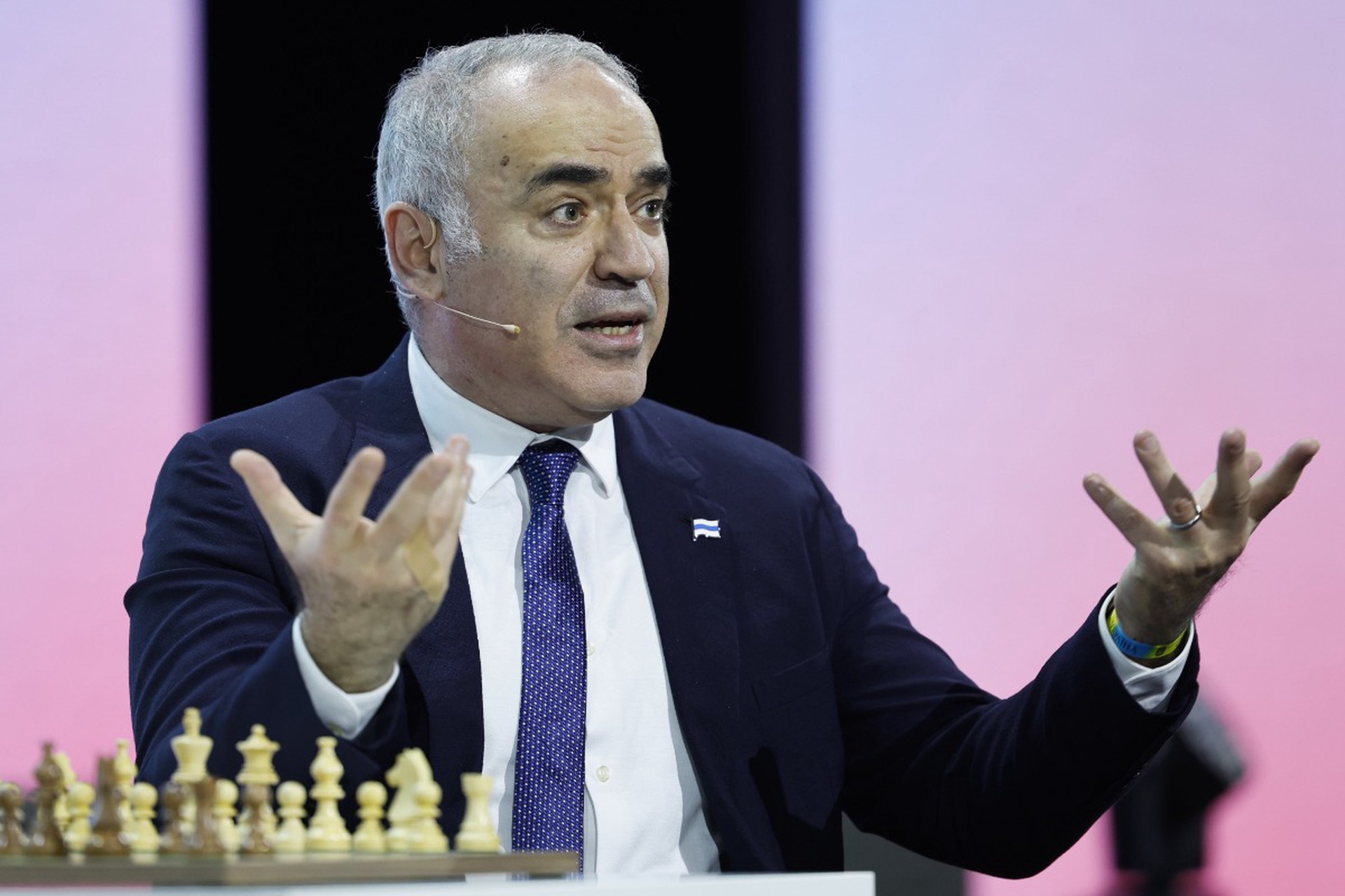 Известный шахматист признался в миллионных переводах Украине