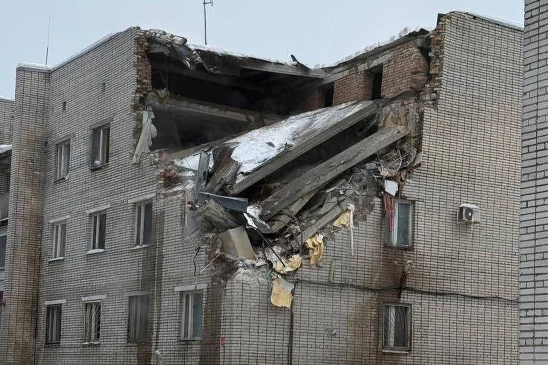 Люди погибли при взрыве в здании военной комендатуры