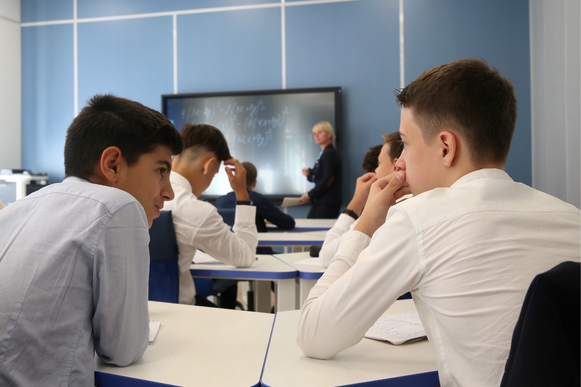 Парта, ум, честь и совесть: в чем проблема с новым школьным предметом «Обучение служением»