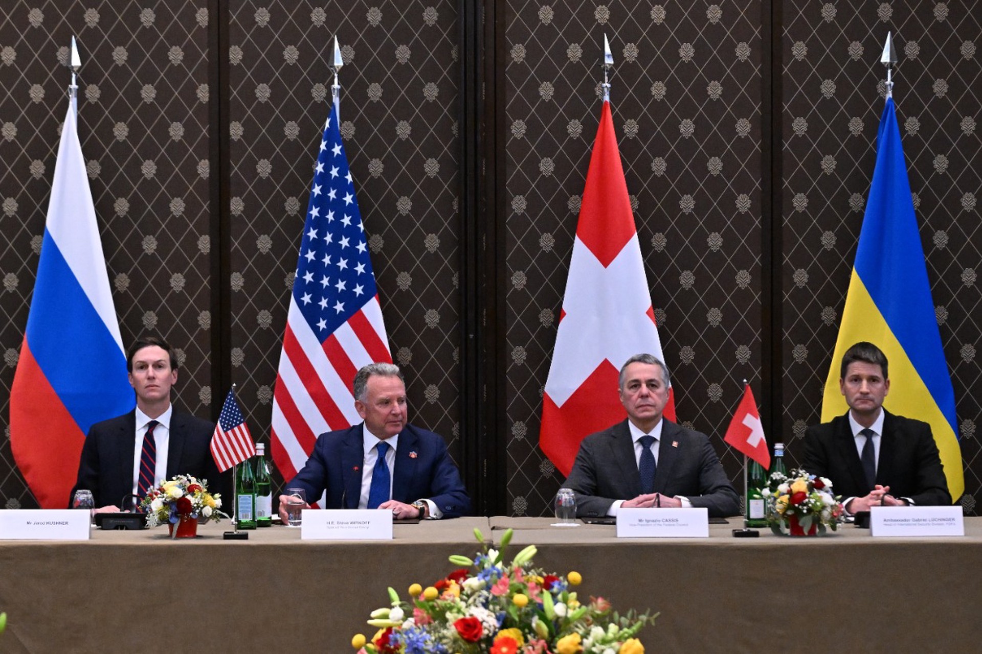 Скрытый смысл обнаружили в рассадке делегаций на переговорах