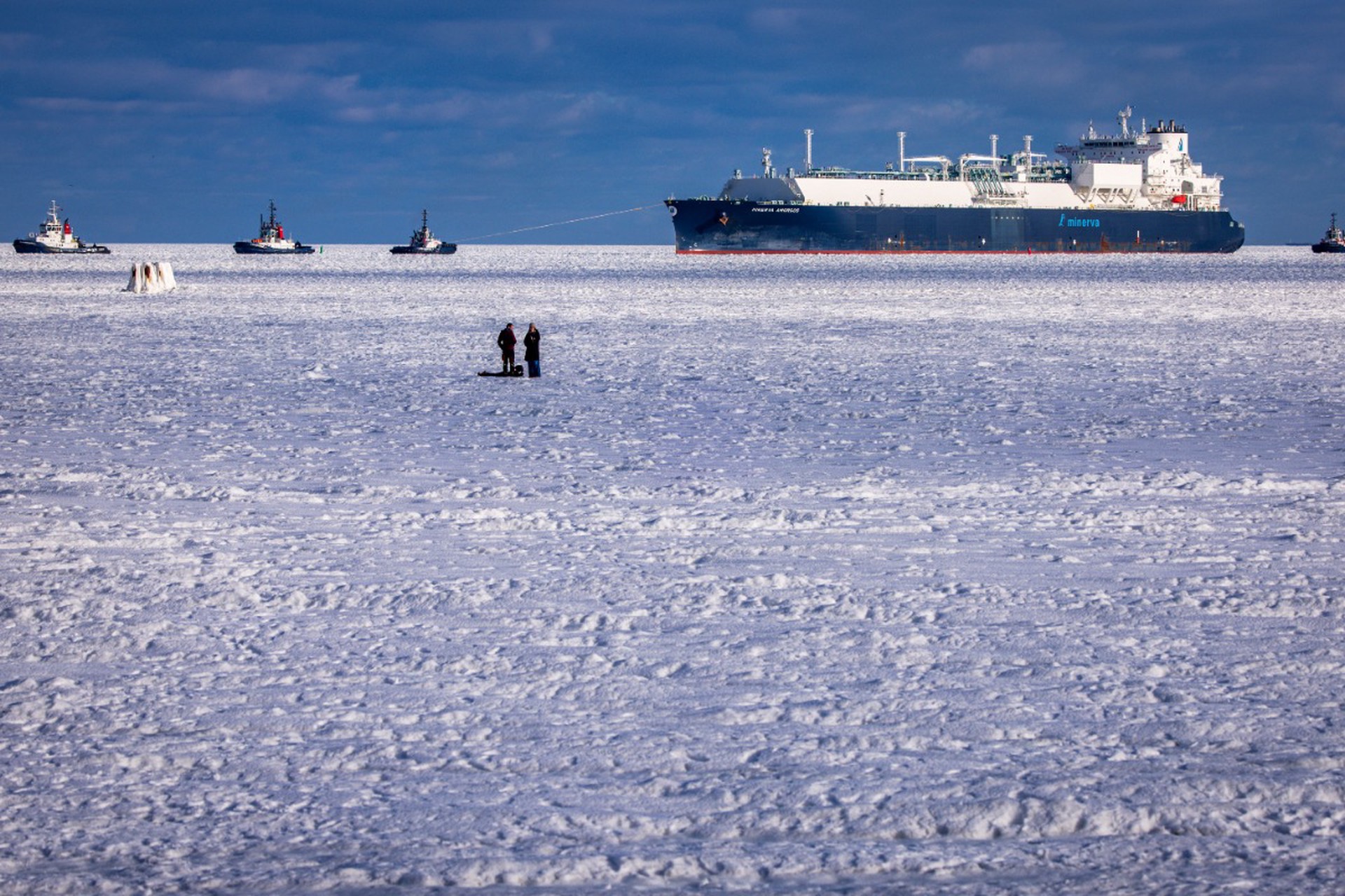«Назло Путину»: Германия бросила свой танкер в ледяном плену