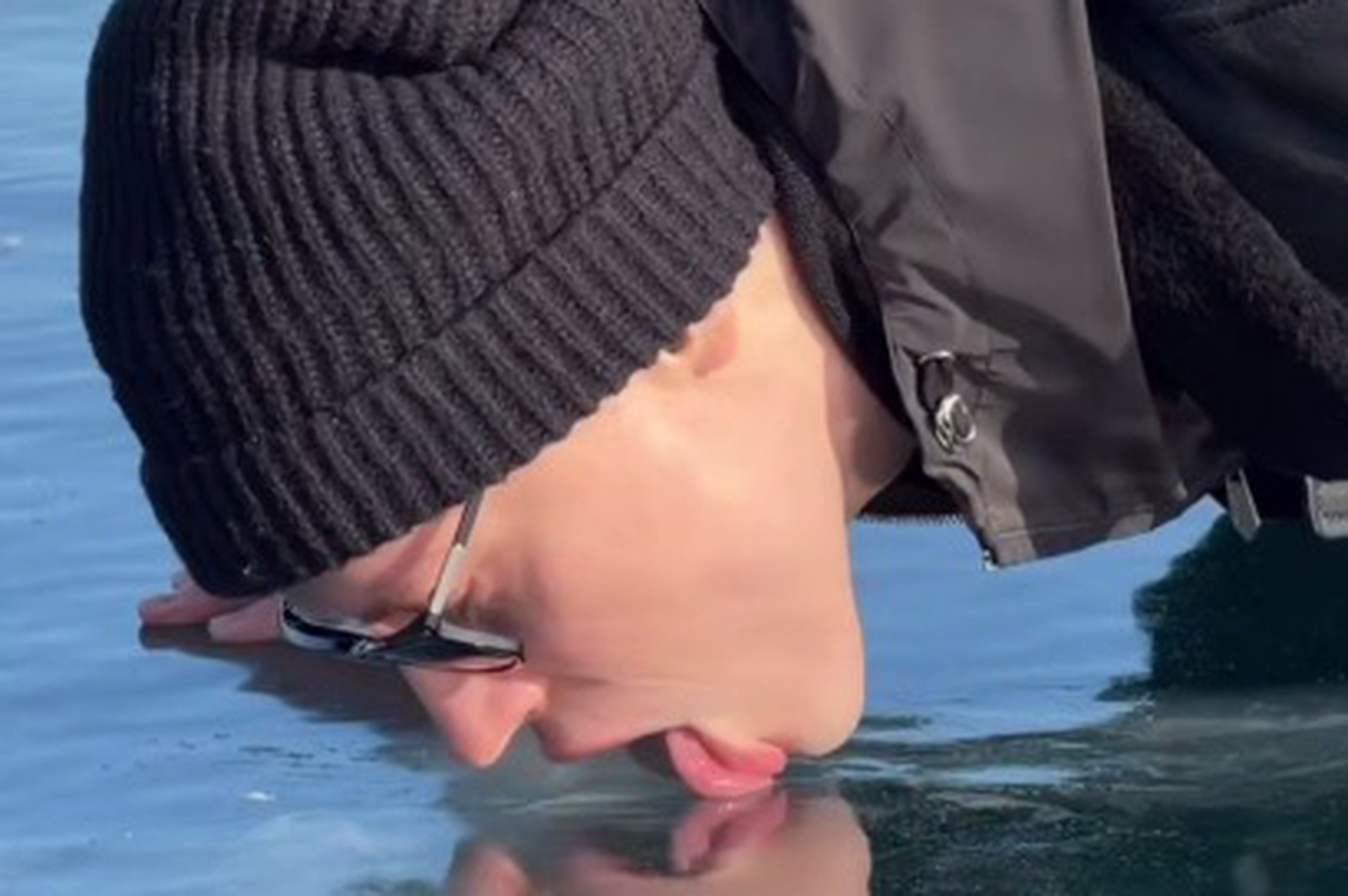 Врач указала на главную угрозу для SHAMAN после облизывания Байкала