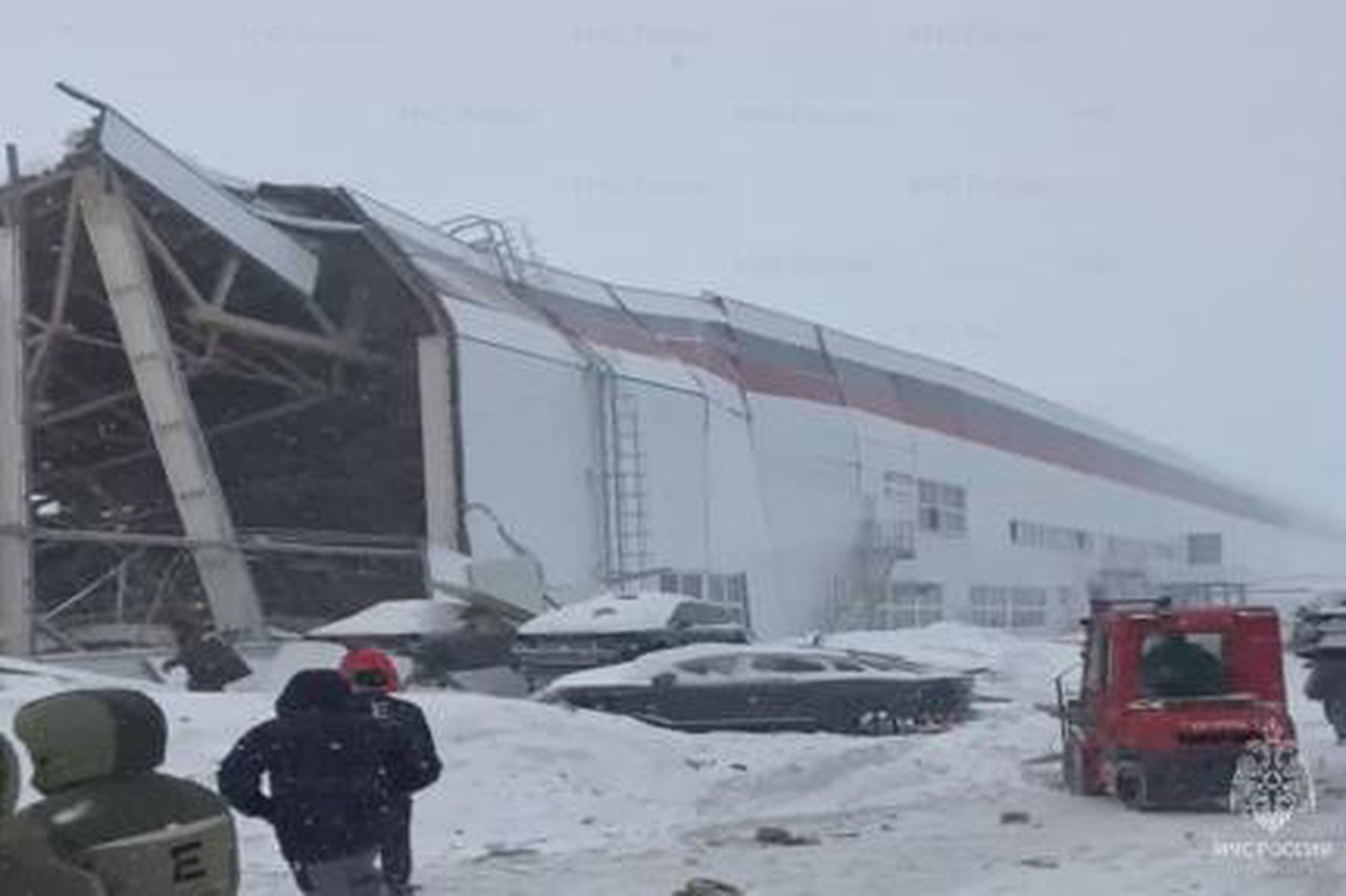 Из-за снега на автомобильном заводе рухнула крыша