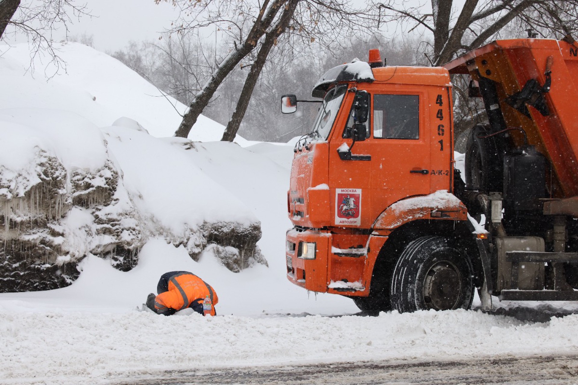 Публичный намаз устроил коммунальщик вместо уборки снега в Москве