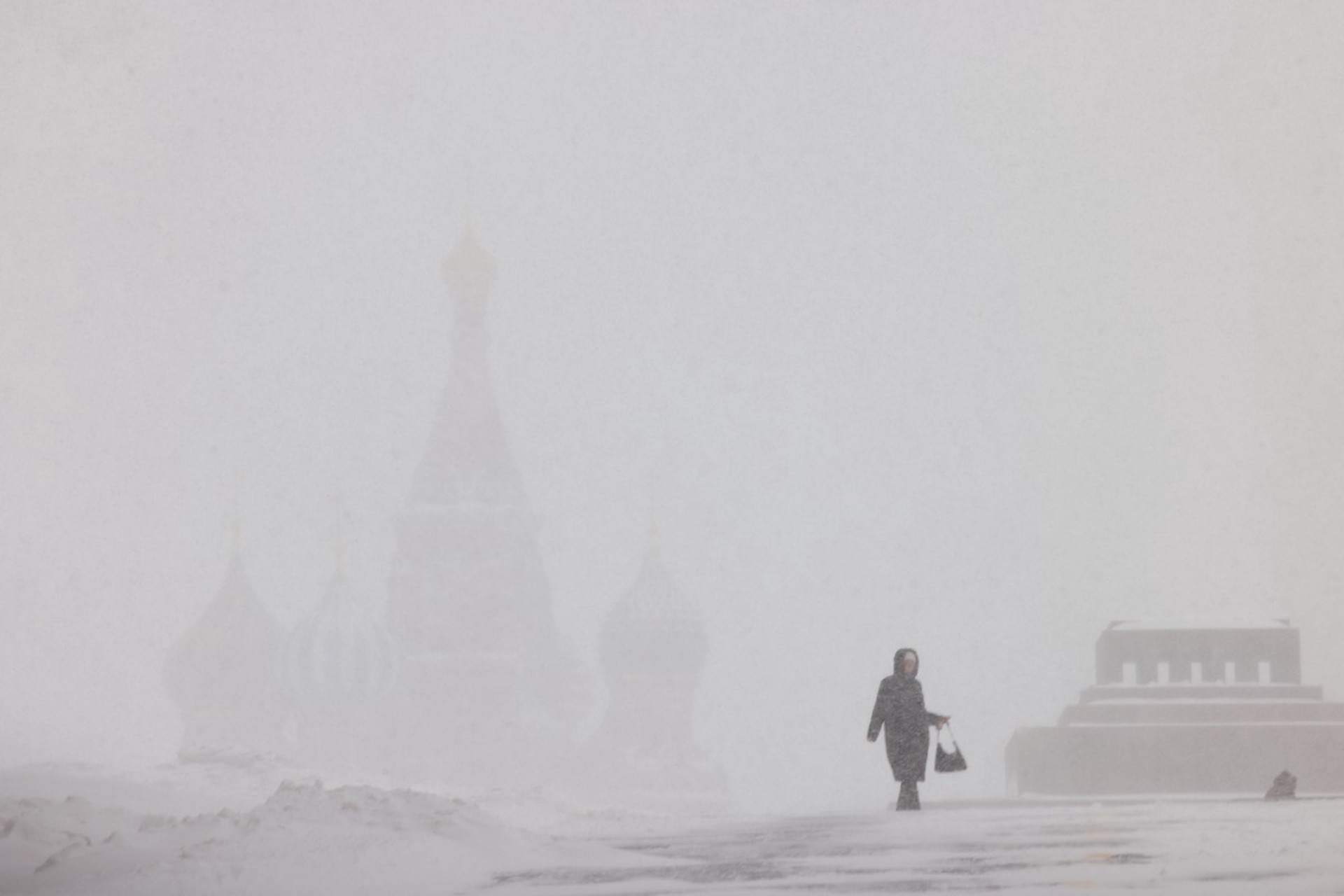 Юрист рассказал, кто несет ответственность за падение на скользком льду