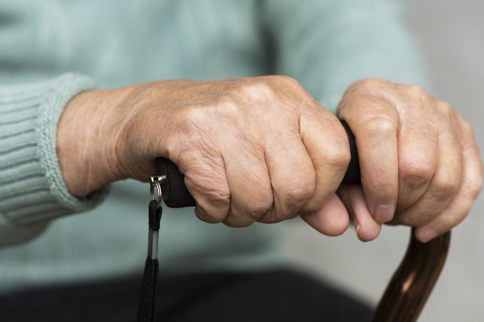 Не может выйти: дом матери бойца СВО завалило снегом