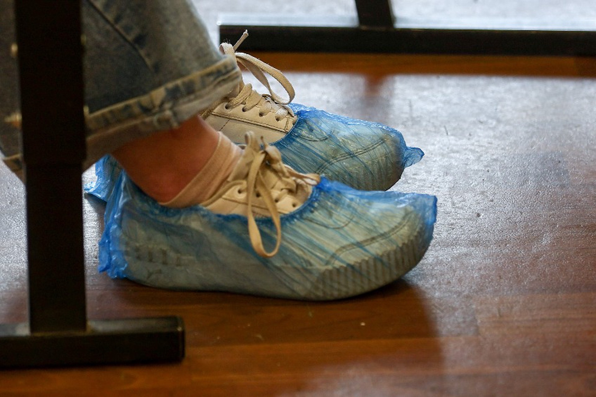 Бахилы признали бесполезными и опасными для посетителей больниц