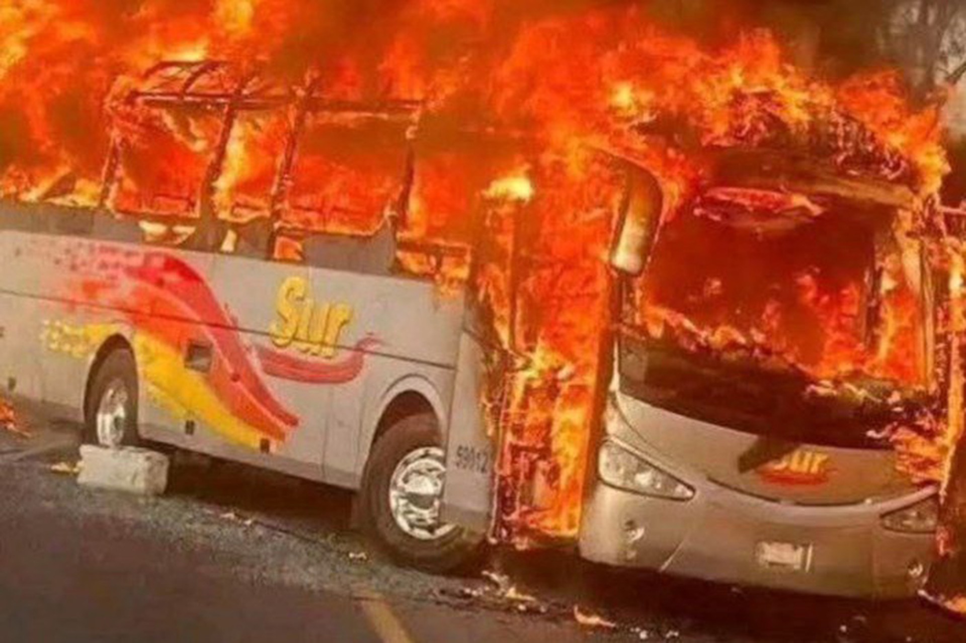 Горят самолеты и машины: массовые беспорядки вспыхнули в Мексике