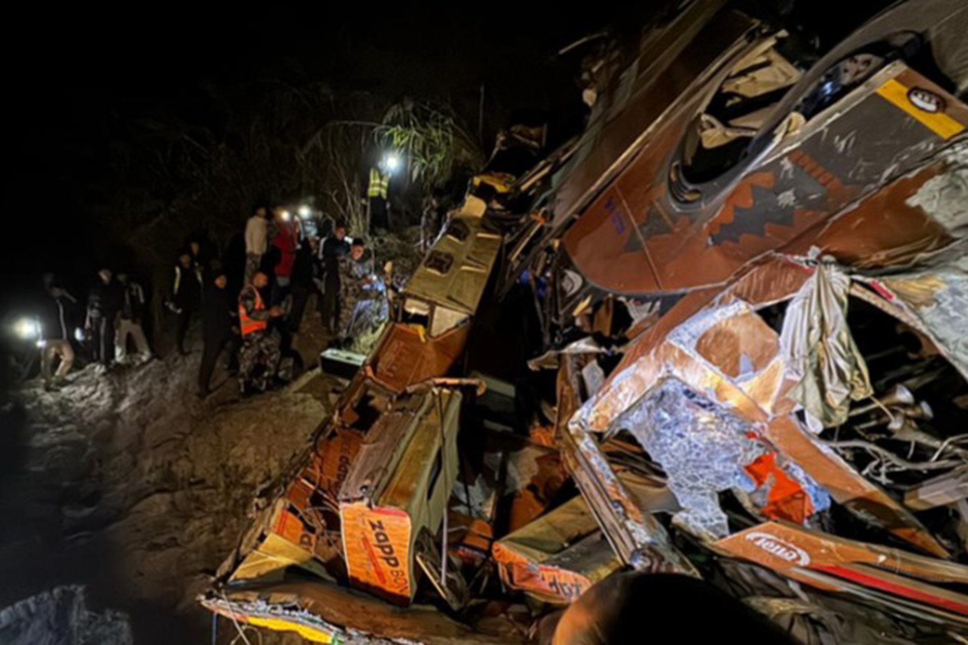 18 человек погибли при падении автобуса в реку