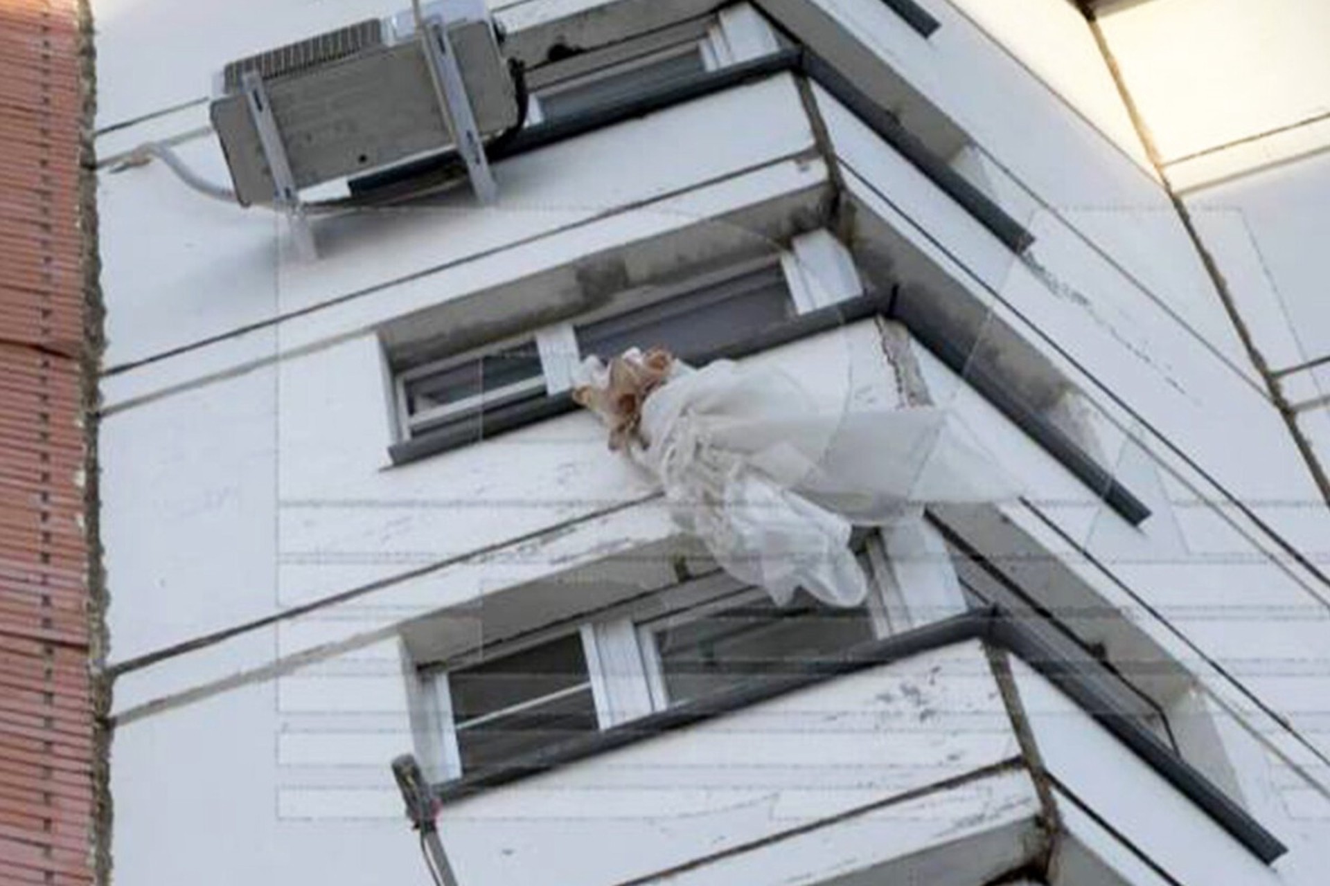 Россиянин разбился насмерть, пытаясь спуститься с 9-го этажа по простыням