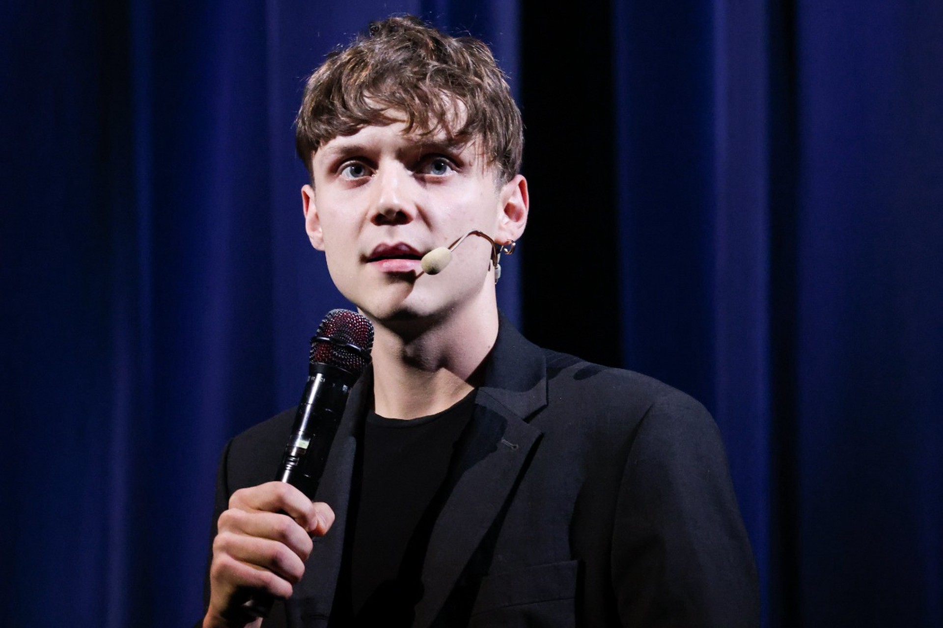 «Сидел в душе на коленях и плакал»: известный артист – о сложном периоде