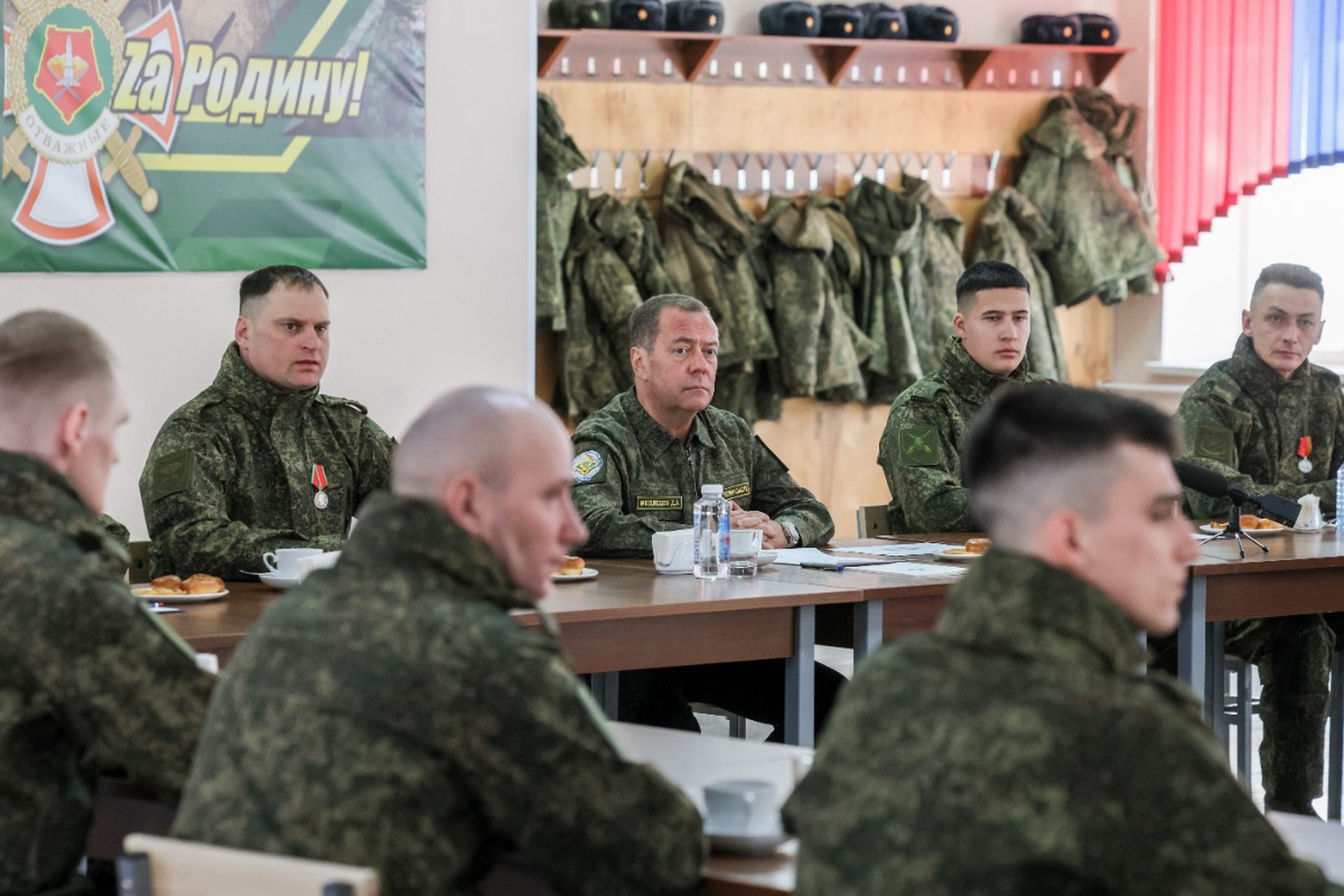 Медведев рассказал, как бойцы СВО попадут в Европу без виз