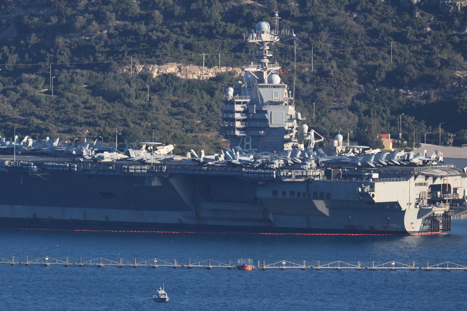 Самый дорогой авианосец США затопило фекалиями