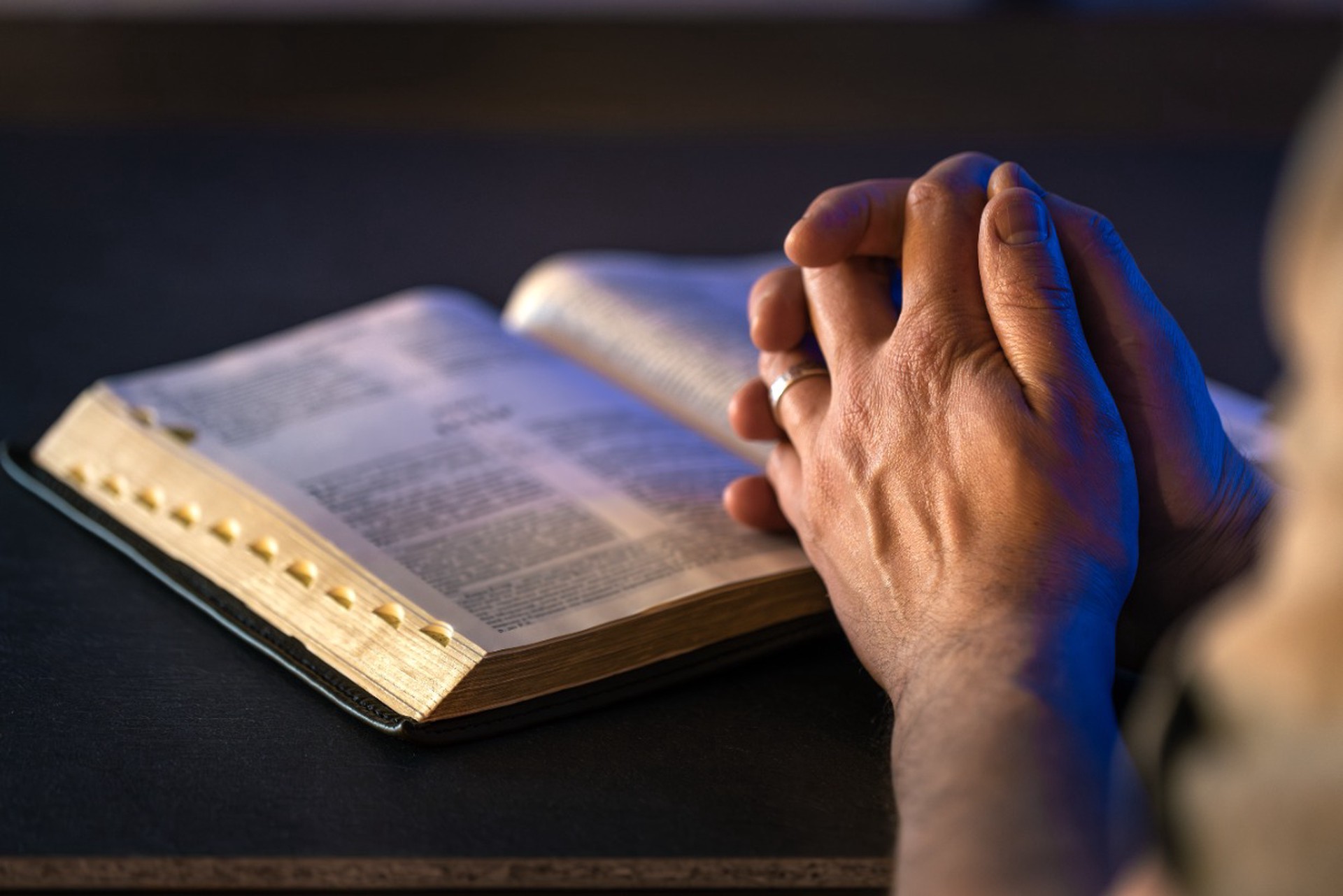 Вечерние молитвы: полный текст и правила чтения для мирян дома