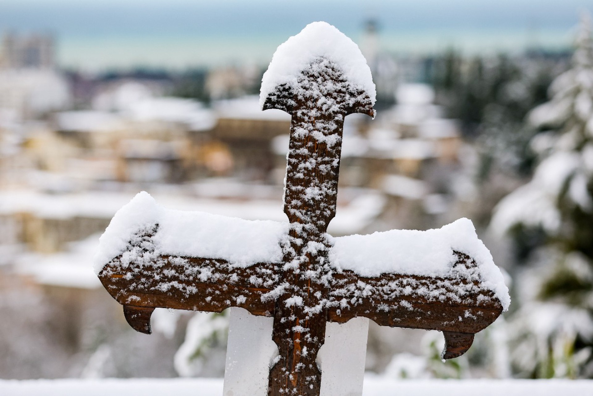 Ребенок провел ночь на кладбище в мороз в российском регионе