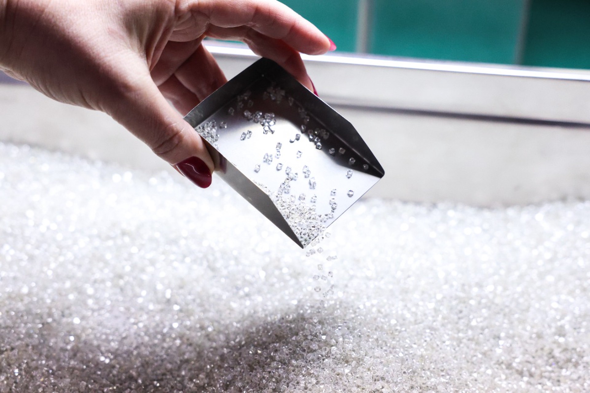 Ритуальный агент предрекла спрос на бриллианты с прахом покойных