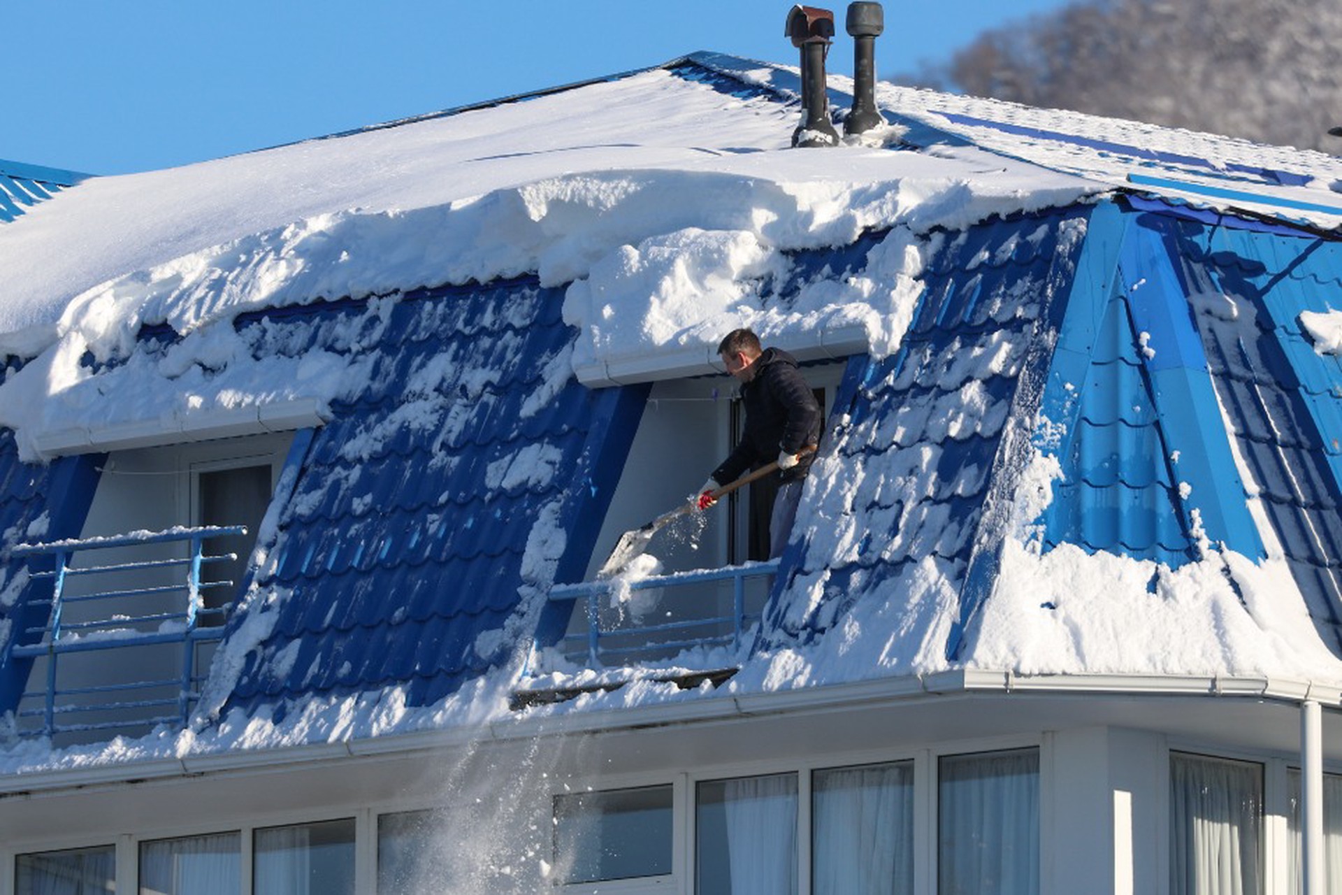 Названы случаи, при которых жилец несет ответственность за уборку снега с крыши