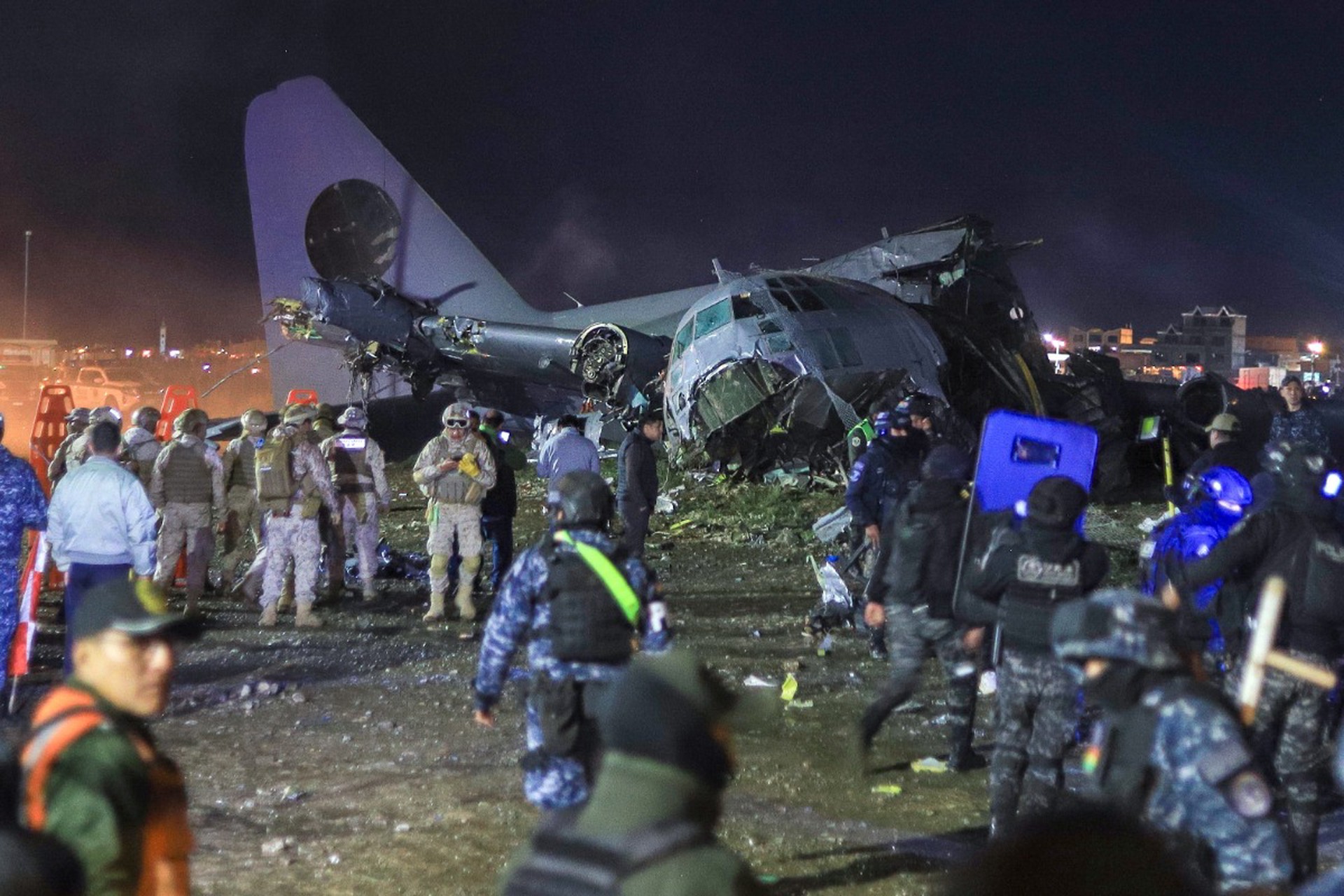 Людей отгоняет полиция: самолет с деньгами упал в Боливии