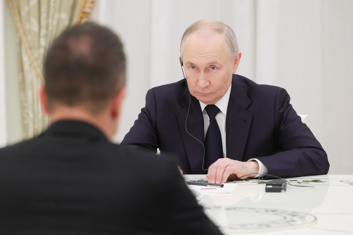 Путин решил освободить двоих военнопленных