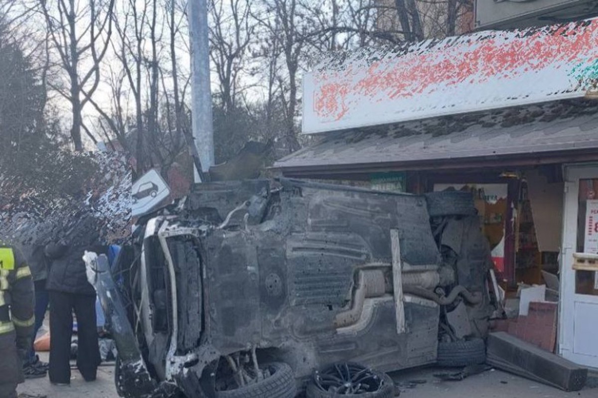 Автомобиль влетел в толпу пешеходов в российском городе