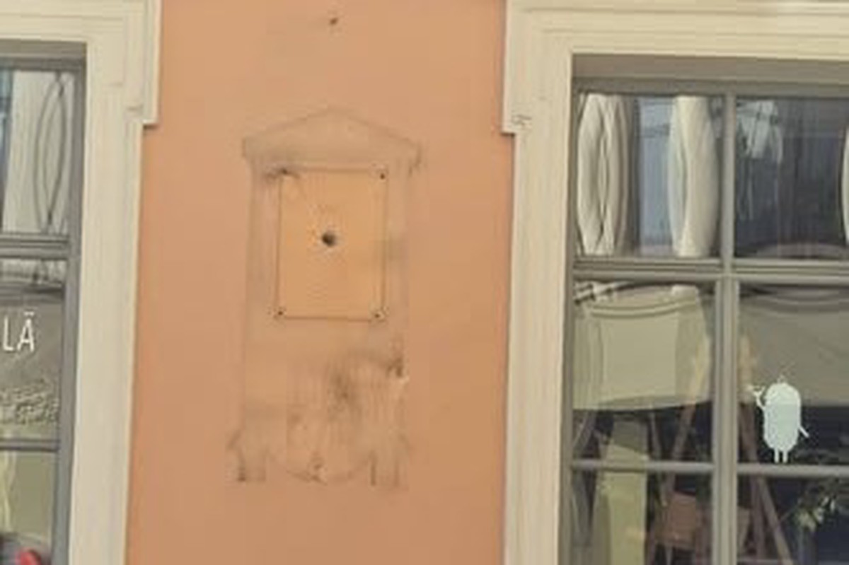 С дворца Петра Великого демонтировали табличку в Риге
