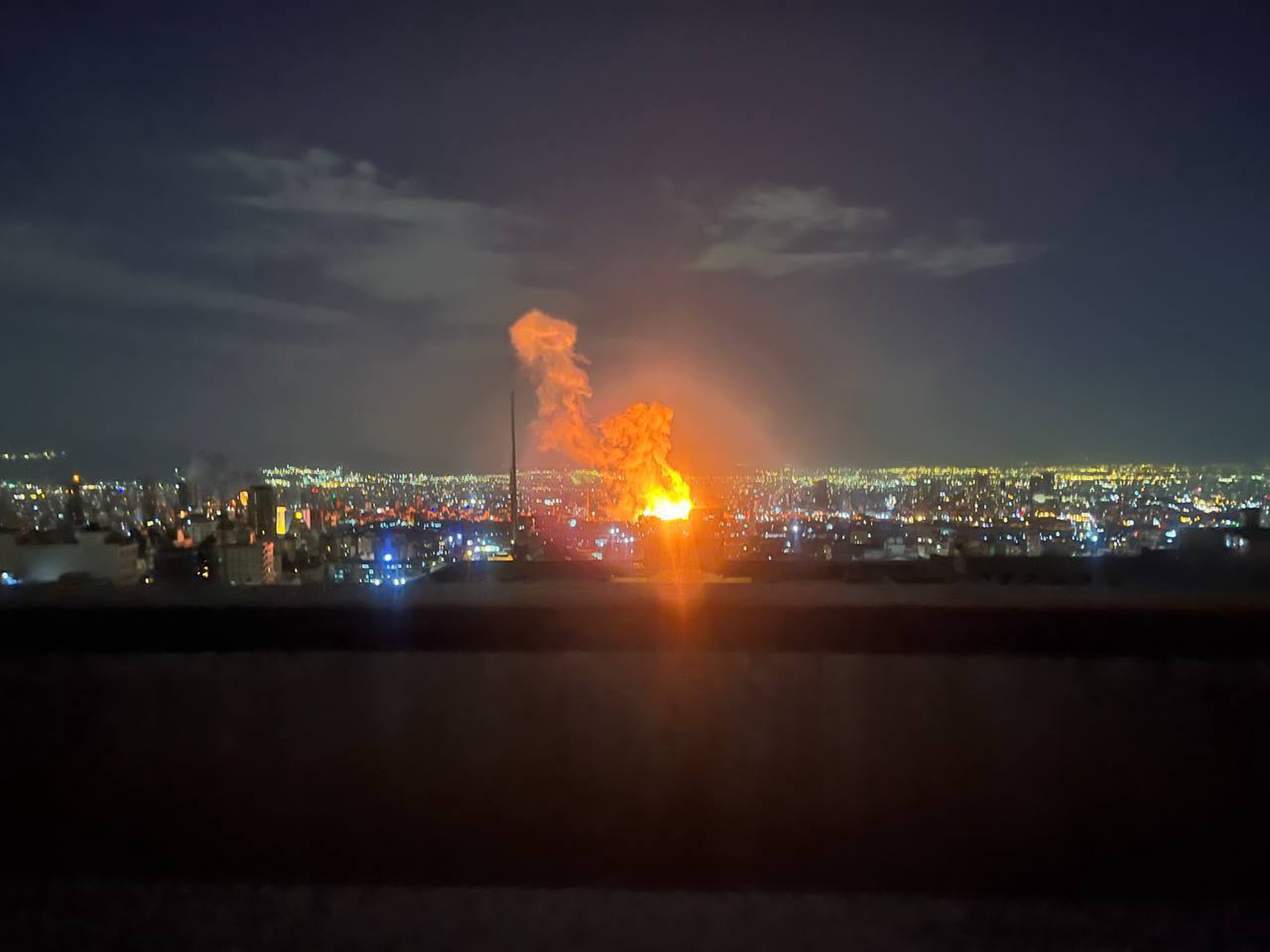 Удары по Тегерану, сотни погибших и отмененные рейсы: второй день эскалации конфликта на Ближнем Востоке