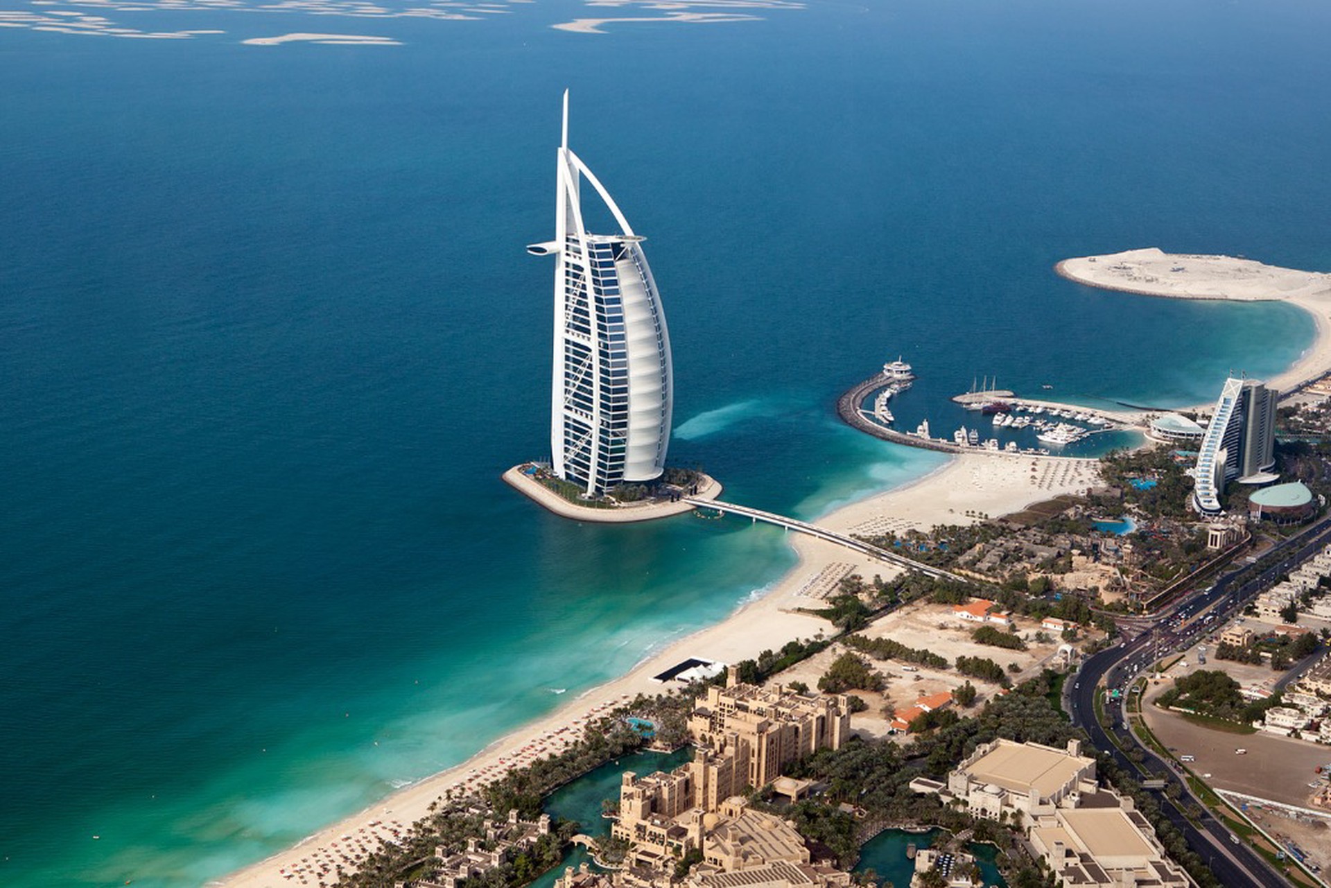 Отелям в Дубае поручили продлить проживание туристов из-за отмены рейсов