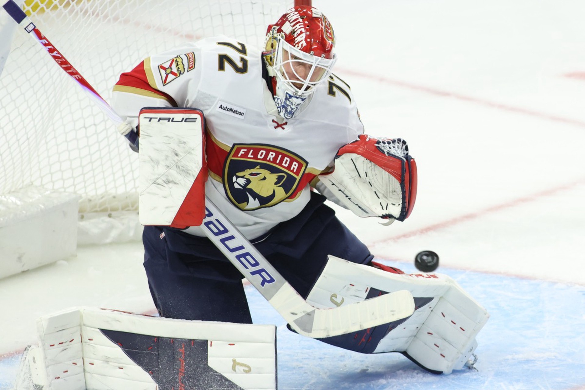 Бобровский вошел в тройку НХЛ по ассистам среди российских вратарей