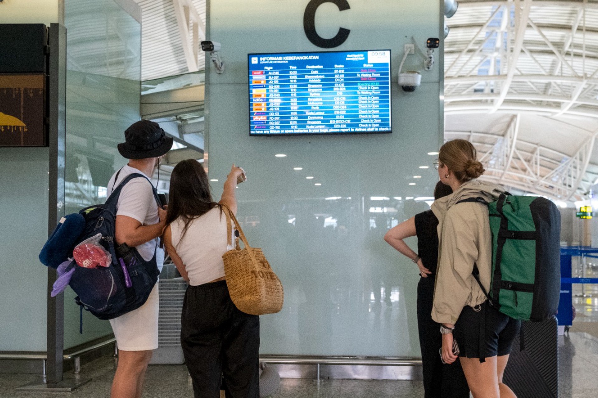 Застрявшие в ОАЭ российские туристы пожаловались на проблемы из-за закрытия аэропортов