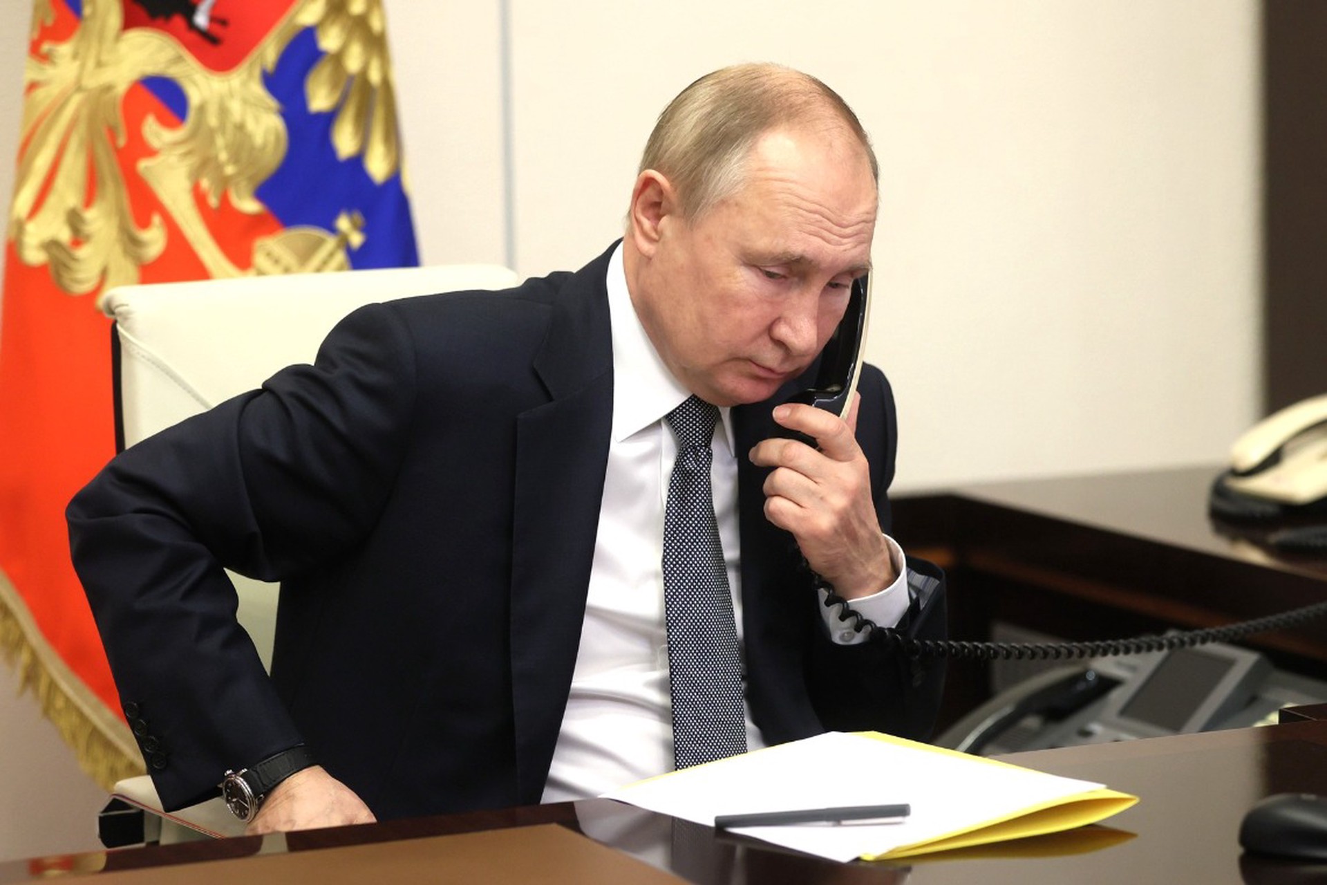 Путин обсудил конфликт в Иране с лидерами трех стран