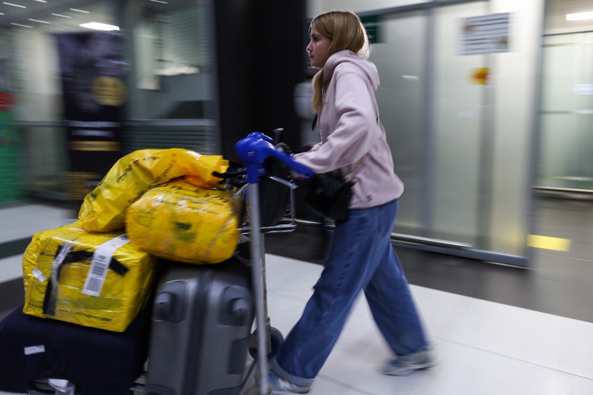 Летевшие в ОАЭ россияне уже три дня находятся в Баку после экстренной посадки