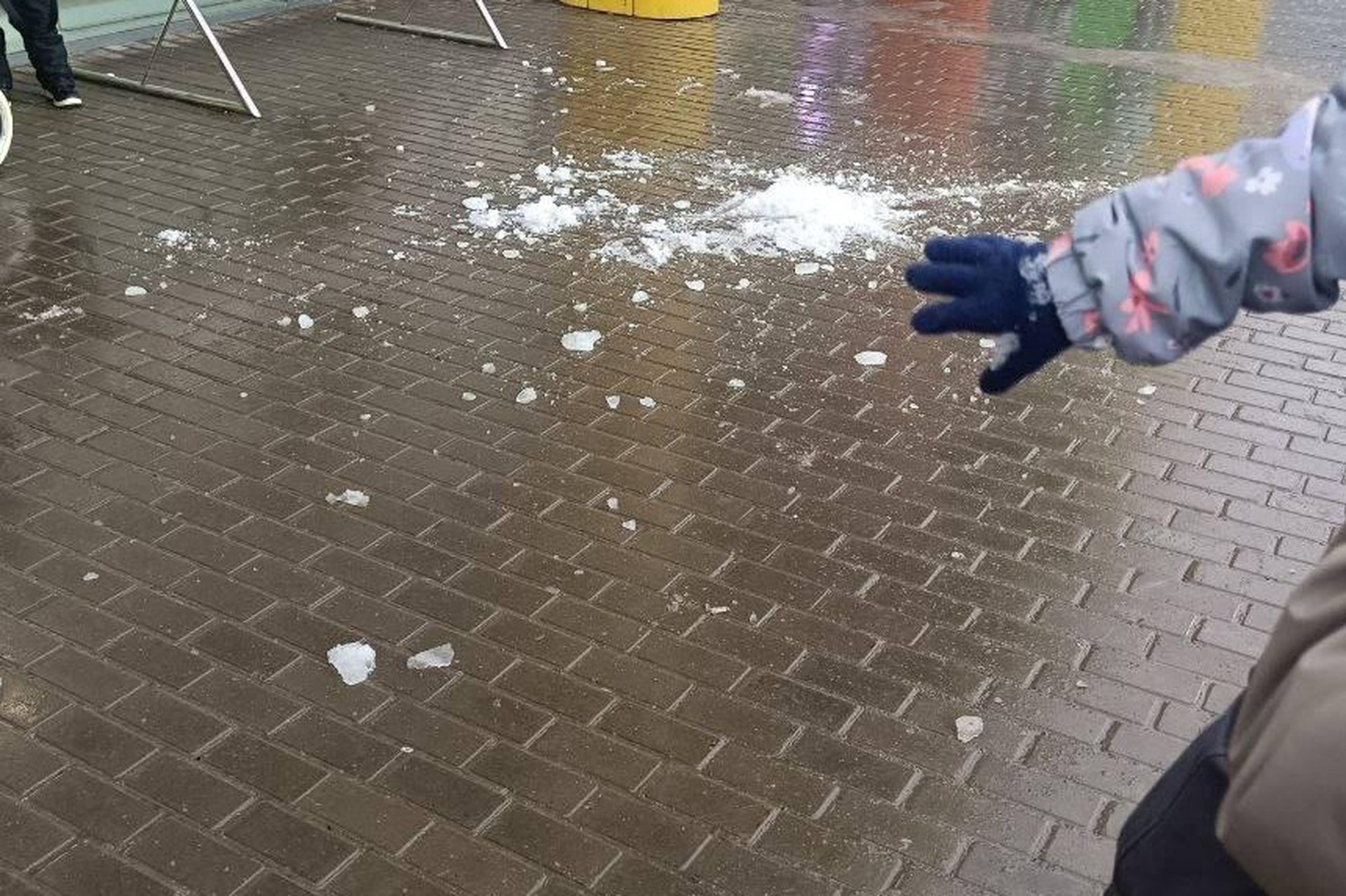 Ребенка госпитализировали после падения глыбы льда с крыши