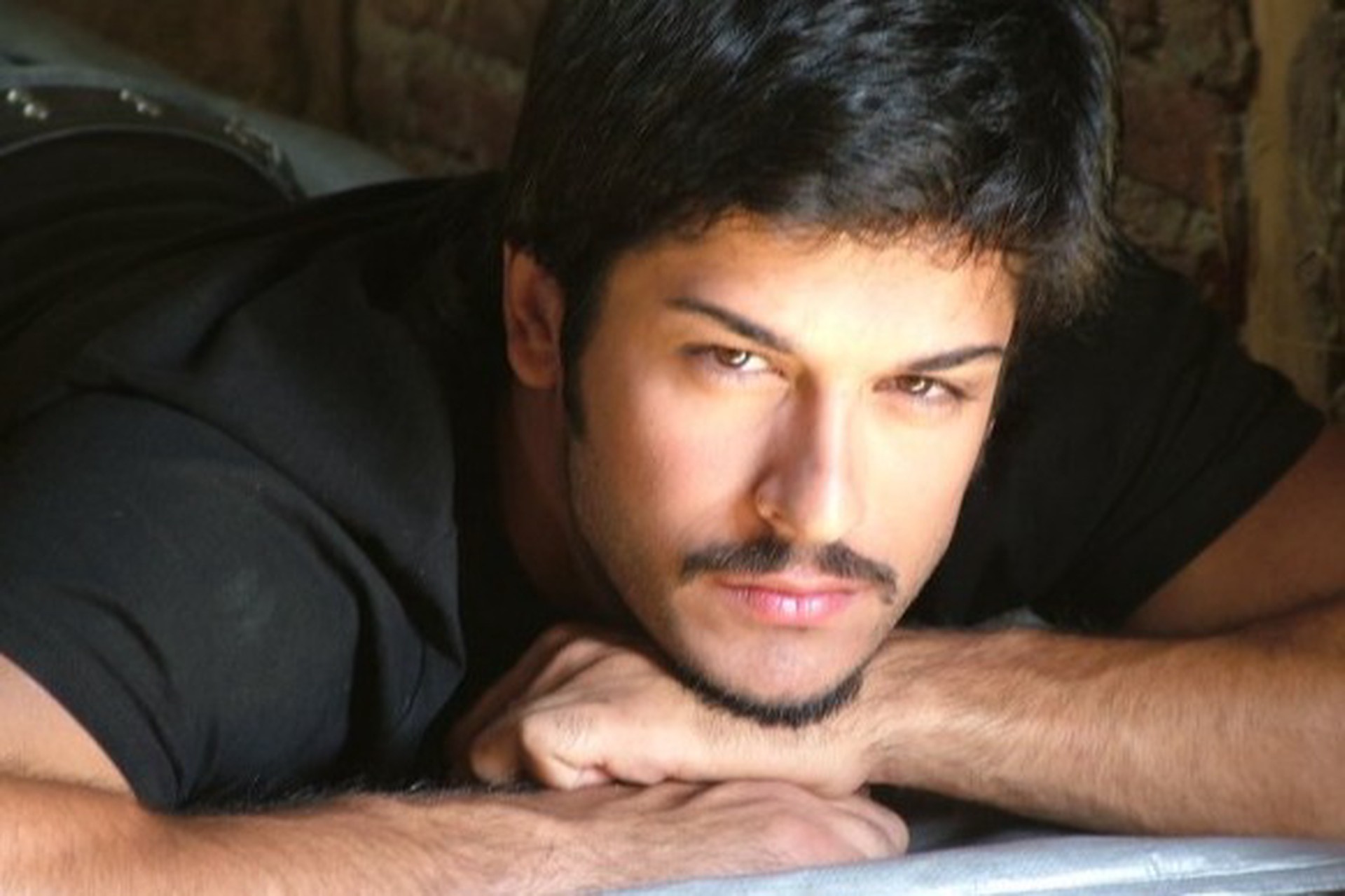 Звезда турецких сериалов Озчивит рассказал о своем отношении к России