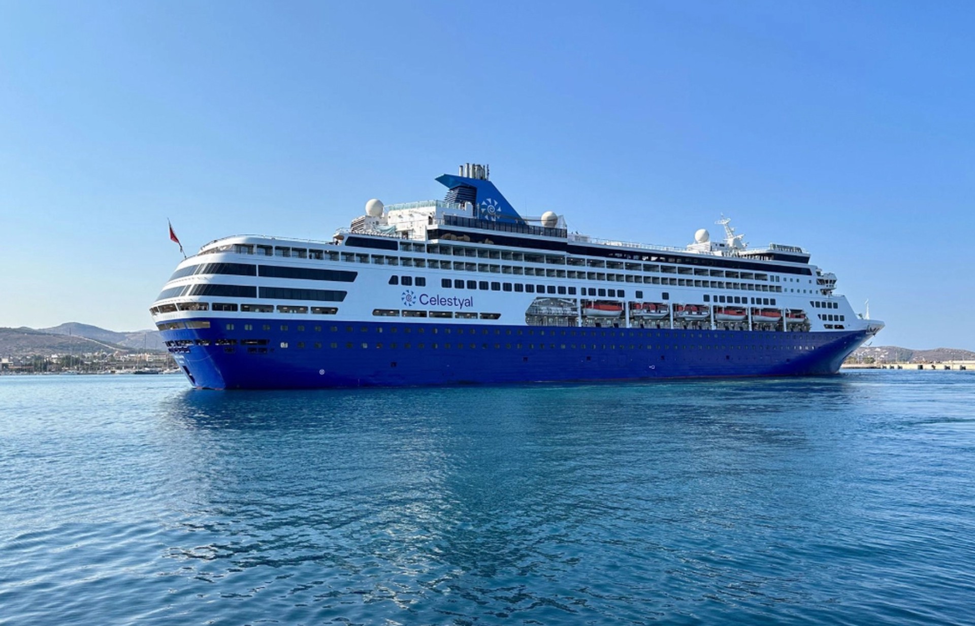 Около 200 застрявших на лайнере в Катаре россиян ждут помощи консульства