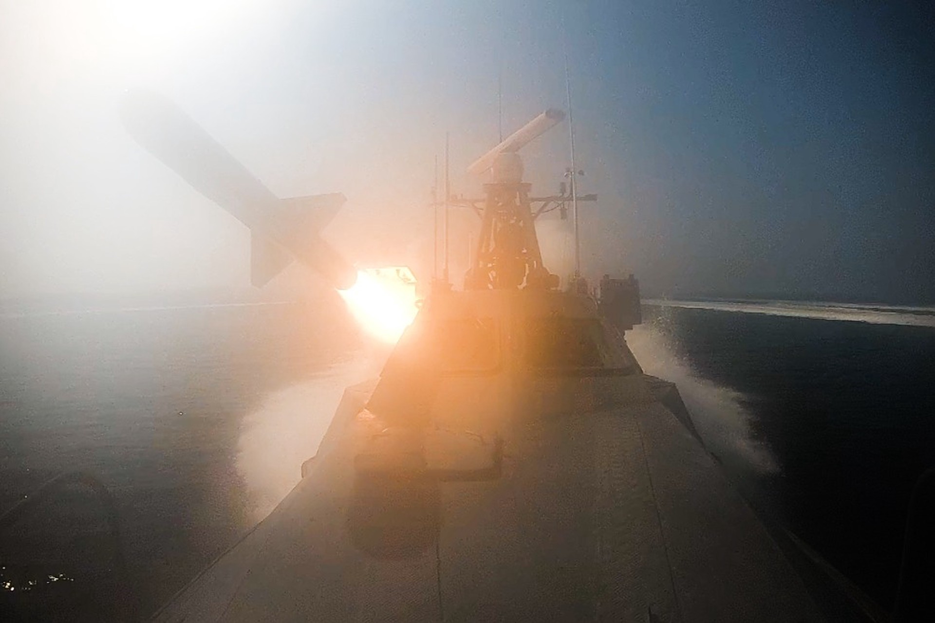 КСИР объявил об уничтожении 10 танкеров в Ормузском проливе