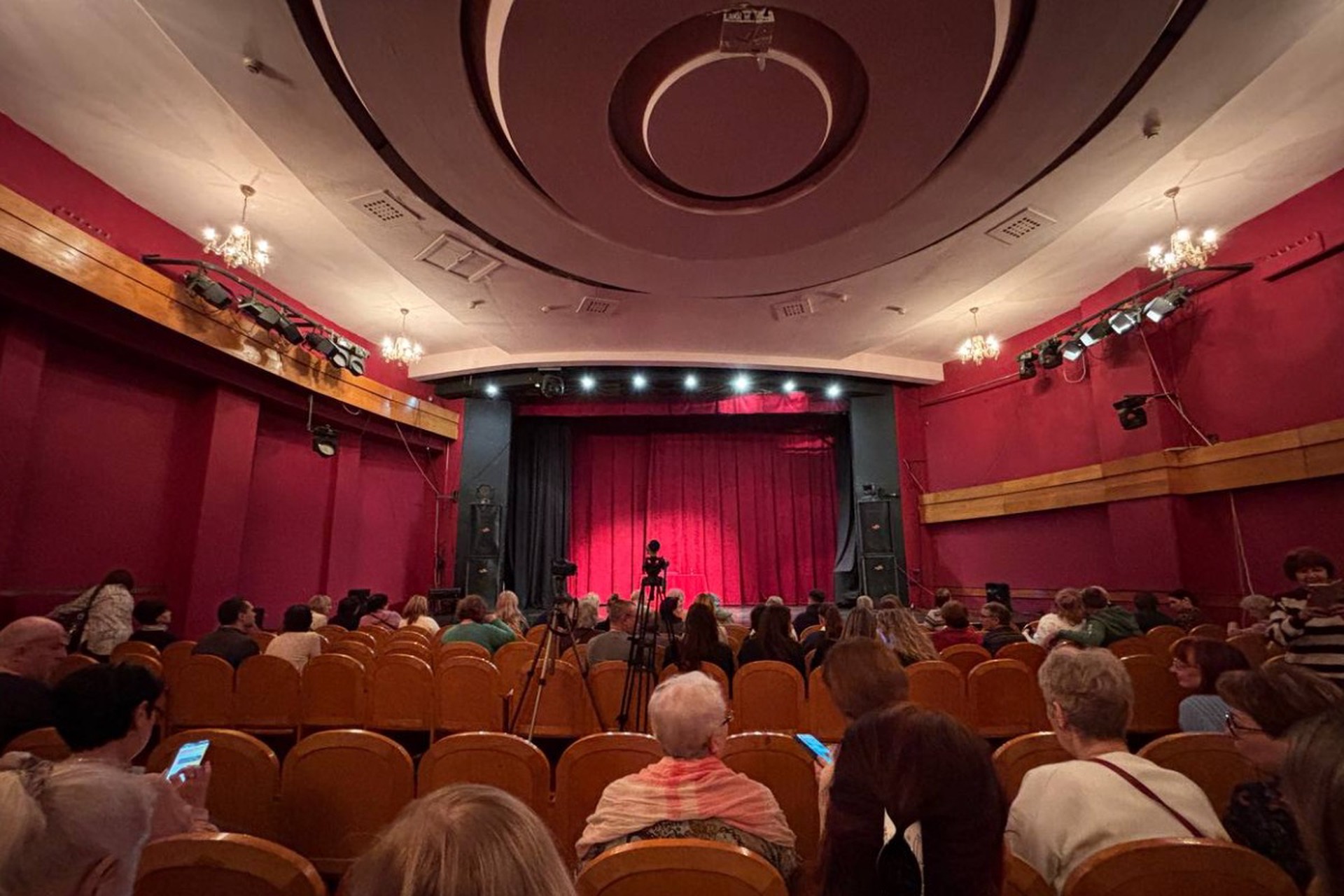 Толик без палочки: что не так с «целительными» сеансами Кашпировского