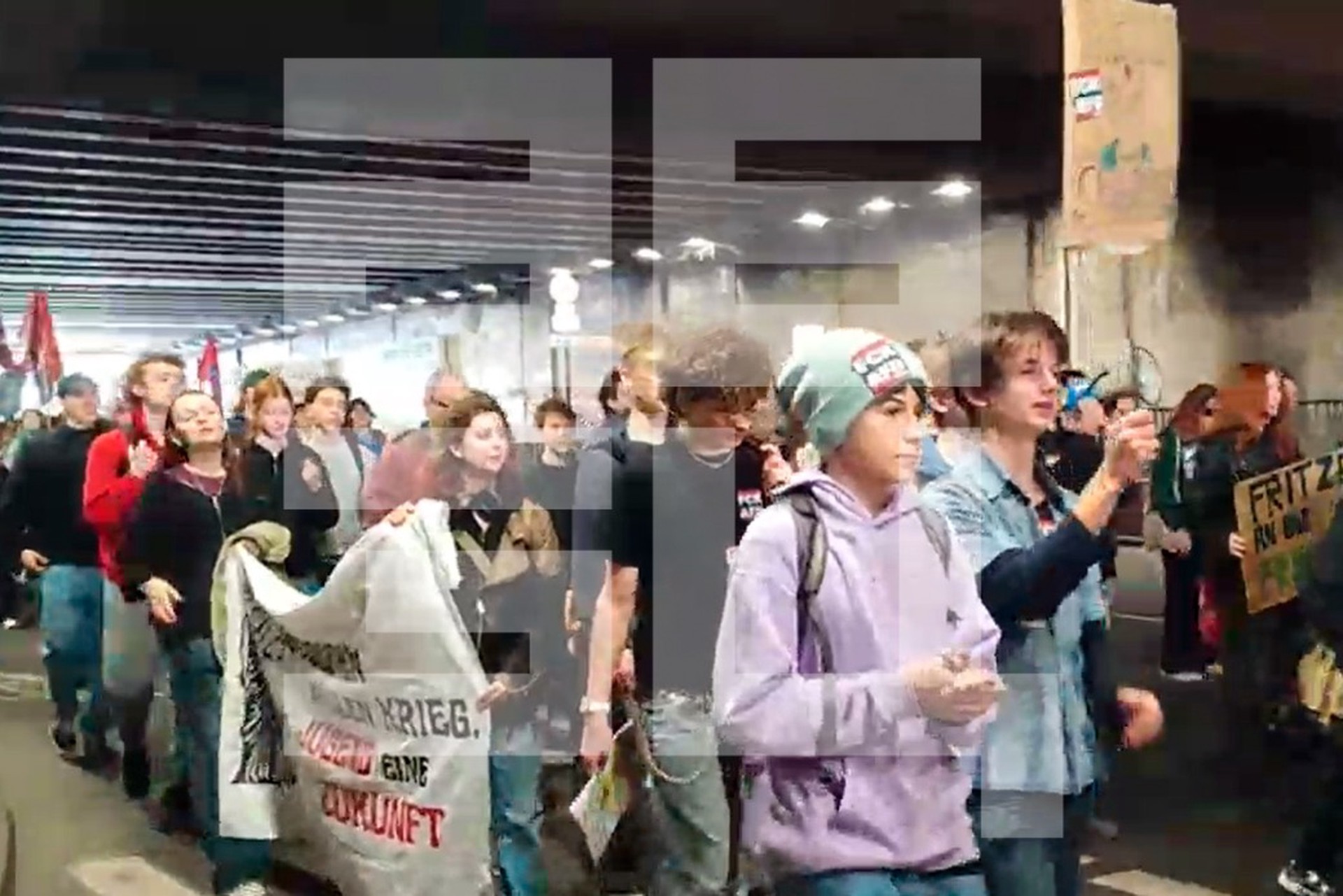 «Мерца на фронт»: немецкие школьники вышли на улицы с дерзкими плакатами